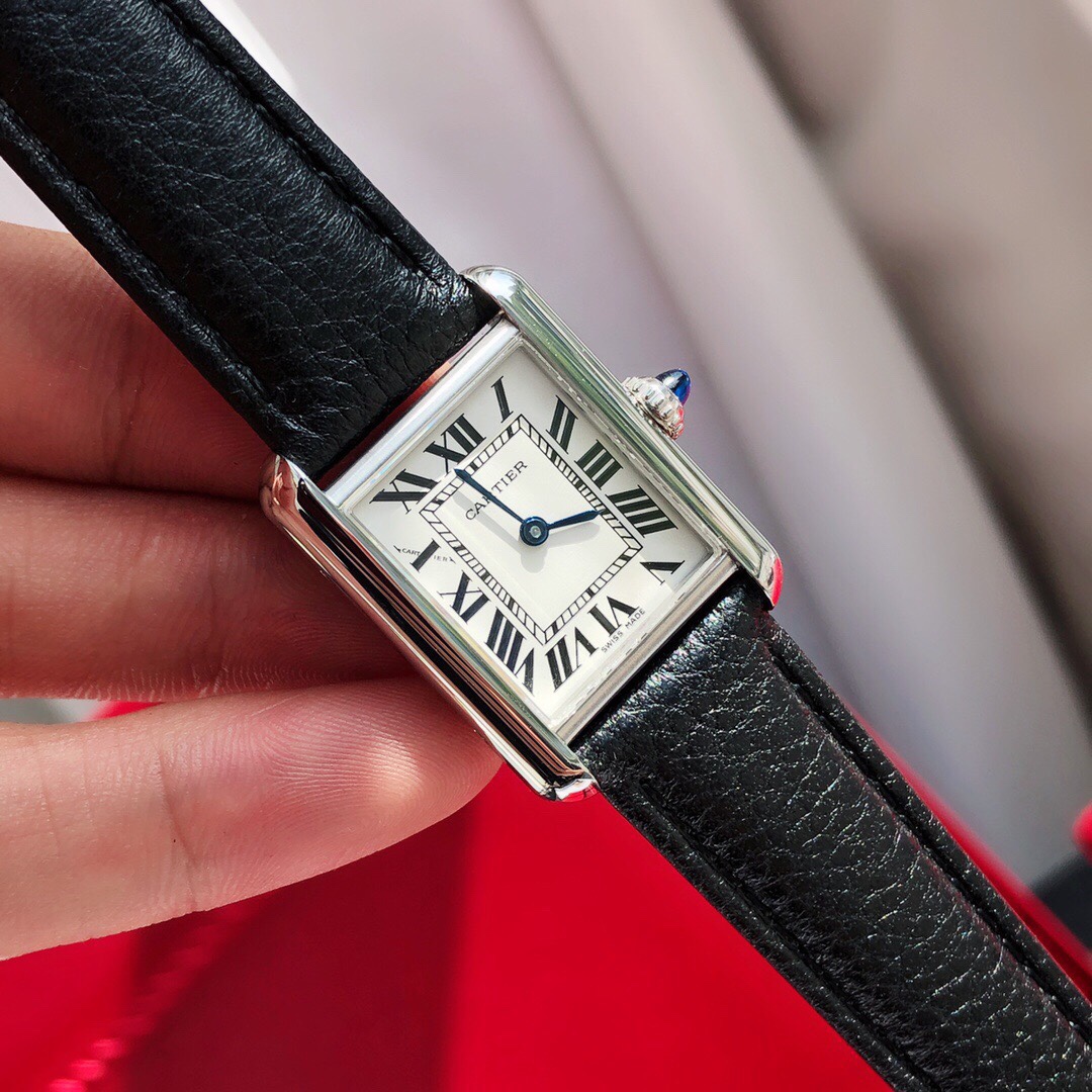 NO:145584,A batch of silver models Cartier's new TankMust watch. It Must be a TANK Among all the classic Cartier tank watches, if you want to have a watch that you wear every day, I will definitely choose TANK Solo, and now this may be the latest TANK  MUST has improved. This year, the brand launched a new TankMust series watch. This TankMust series watch also uses the brand's iconic square case 29.5mmx22mm, silver-plated dial and sword-shaped blue steel hand, sapphire crystal glass and a unique blue spinel design and grained calfskin strap inlaid on the crown. It is rounder and smoother than the previous line processing. In addition, the watch is equipped with a quick-removing function, which greatly increases the comfort and convenience of daily wear. With a full set of packaging, cartier, cowhide19860909批银色款 卡地亚全新推出的TankMust腕表.It Must be a TANK在所有经典的卡地亚坦克腕表里面,如果要拥有一只作为日常每天戴的腕表,我肯定选TANK Solo,而现在这件事可能会被最新的TANK MUST改观.今年,品牌推出了全新的TankMust系列腕表,这款TankMust系列腕表,同样采用品牌标志性的方形表壳29.5mmx22mm,表盘镀银及剑形蓝钢指针,蓝宝石水晶玻璃以及在表冠上镶嵌的独一无二蓝色尖晶石设计加粒面小牛皮表带,相较于之前的线条处理更为圆润、流畅.此外,腕表还配备了表带快拆功能,这一设计也大大的增加了日常佩戴的舒适性和便利性.配全套包装,,cartier,cowhide,Watch