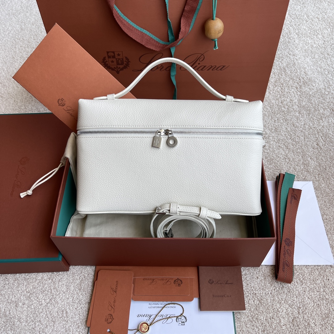 NO:197545,~(Not available for packaging) Extra Pocket L~ Lunch box bag #white [imported original leather   pure steel hardware] Calfskin body material ~ sheepskin lining # The wide opening bag is made of butter-like soft calfskin. It comes with removable shoulder straps to create a versatile mini bag. Two-way zipper opening. Height 16cm*width 27cm*depth 10cmcalf/item number: FAI 8511, LP, loro piana, mini bags, cowhide, sheepskin19860909～(不配包装) Extra Pocket L～饭盒包#白色【进口原厂皮 纯钢五金】 小牛皮主体材质~羊皮里料# 宽开口小袋采用如黄油般柔软的小牛皮打造.随附可拆卸肩带,可打造出百搭迷你包袋.双向拉链开口. 高度16cm*宽度27cm*深度10cm 小牛皮/货号:FAI 8511,LP,loro piana,mini bags,cowhide,sheepskin,Bag