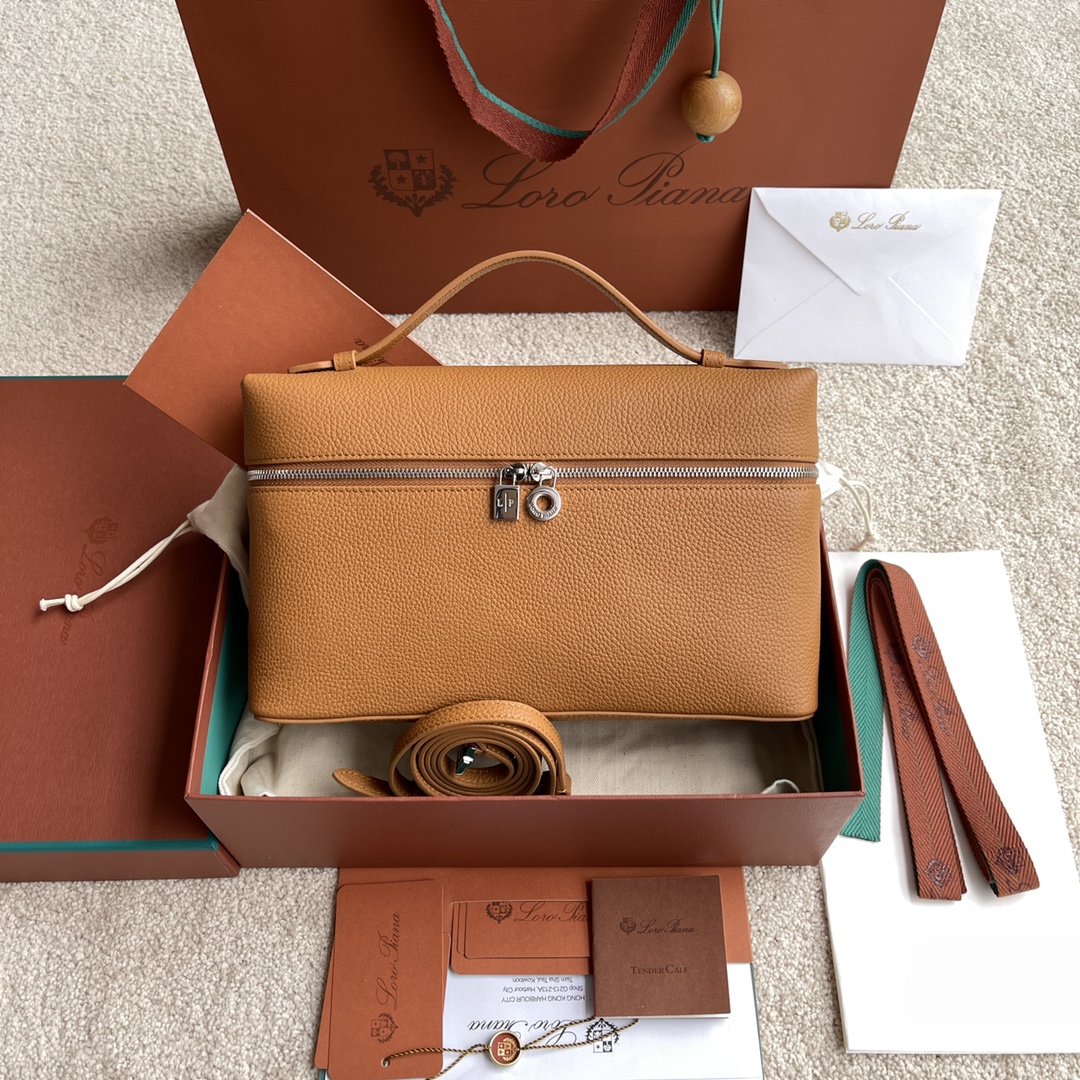 NO:197549,~(Not available for packaging) Extra Pocket L~ Lunch box bag #Amber [imported original leather   pure steel hardware] Calfskin body material ~ Sheepskin lining # The wide opening bag is made of butter-like soft calf leather. It comes with removable shoulder straps to create a versatile mini bag. Two-way zipper opening. Height 16cm*Width 27cm*Depth 10cmCalfs/Element number: FAI 8511,LP,loro piana,mini bags,cowhide,sheepskin19860909～(不配包装) Extra Pocket L～饭盒包#琥珀色【进口原厂皮 纯钢五金】 小牛皮主体材质~羊皮里料# 宽开口小袋采用如黄油般柔软的小牛皮打造.随附可拆卸肩带,可打造出百搭迷你包袋.双向拉链开口. 高度16cm*宽度27cm*深度10cm 小牛皮/货号:FAI 8511,LP,loro piana,mini bags,cowhide,sheepskin,Bag