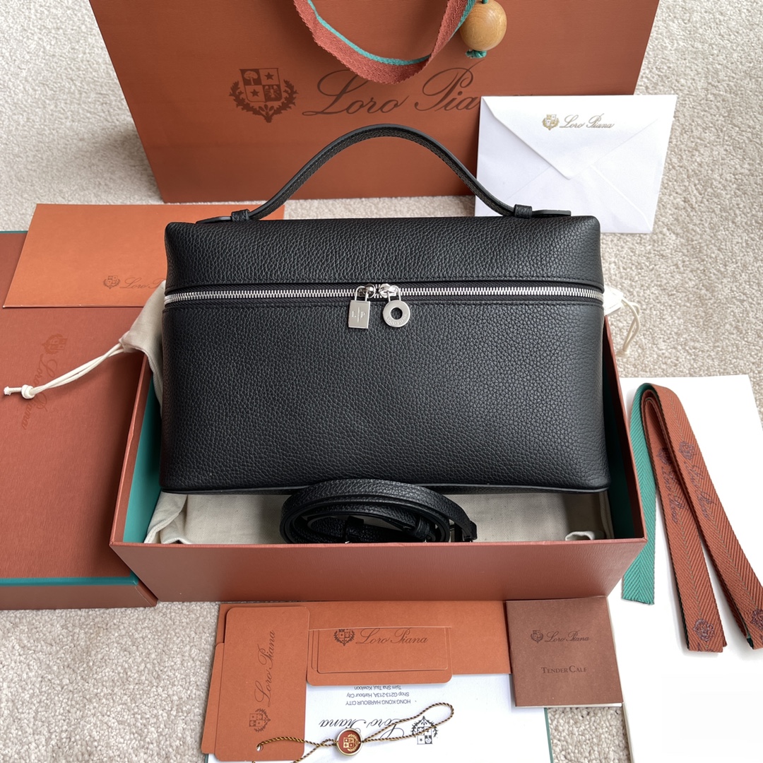 NO:197560,Extra Pocket L~ Lunch Box Bag #Black [Imported Original Leather   Pure Steel Hardware] Calfskin Main Material ~ Sheepskin Lining # The wide opening small bag is made of butter-like soft calfskin. It comes with removable shoulder straps to create a versatile mini bag. Two-way zipper opening. Height 16cm*Width 27cm*Depth 10cmCalfs/Element No.: FAI 8511,LP,loro piana,mini bags,cowhide,sheepskin19860909Extra Pocket L～饭盒包#黑色【进口原厂皮 纯钢五金】 小牛皮主体材质~羊皮里料# 宽开口小袋采用如黄油般柔软的小牛皮打造.随附可拆卸肩带,可打造出百搭迷你包袋.双向拉链开口. 高度16cm*宽度27cm*深度10cm 小牛皮/货号:FAI 8511,LP,loro piana,mini bags,cowhide,sheepskin,Bag