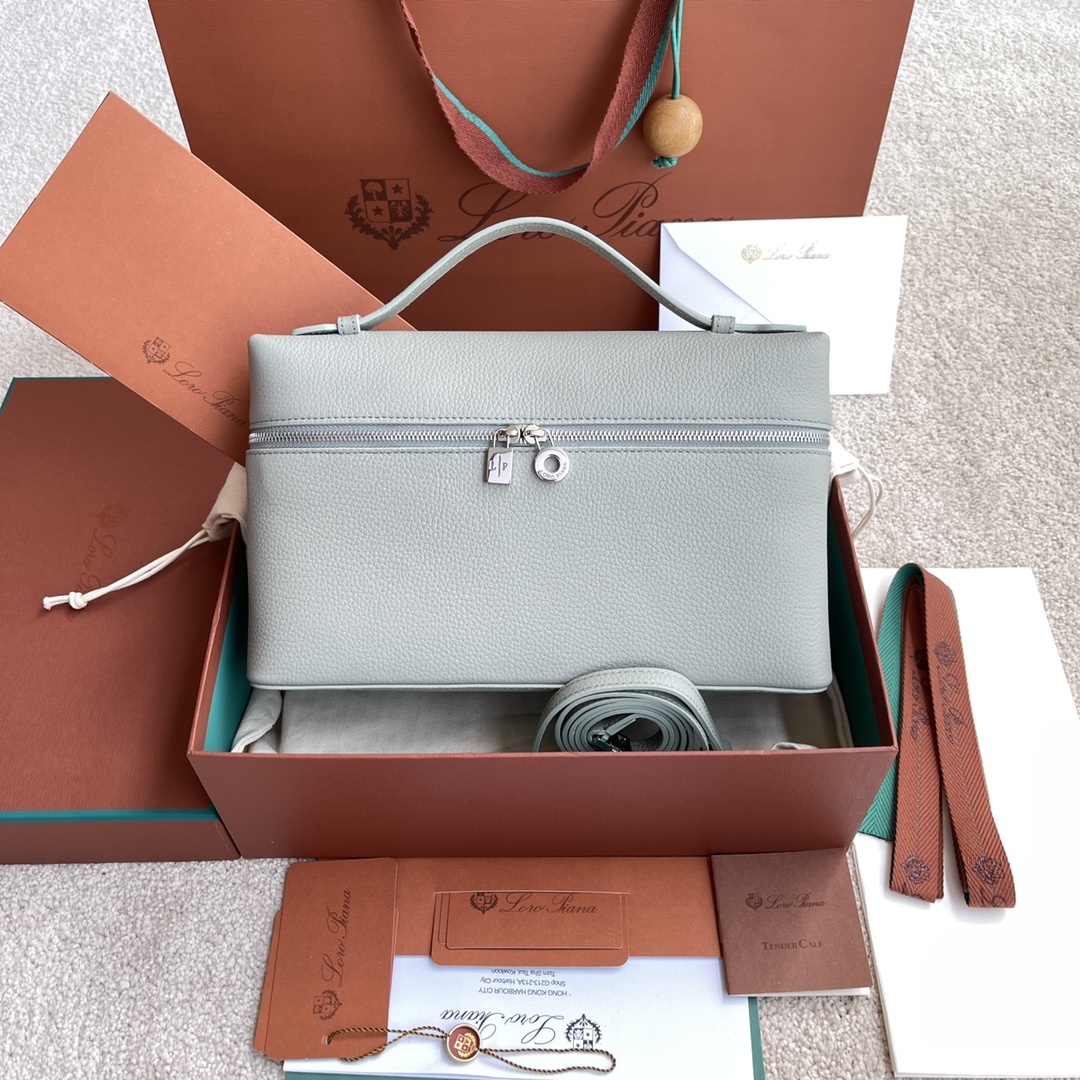 NO:197556,~(Not available for packaging) Extra Pocket L~ Lunch box bag #Eucalyptus color [imported original leather   pure steel hardware] Calfskin main material ~ Sheepskin lining # The wide opening bag is made of butter-like soft calfskin. It comes with removable shoulder straps to create a versatile mini bag. Two-way zipper opening. Height 16cm*Width 27cm*Depth 10cmCalfs/Element number: FAI 8511,LP,loro piana,mini bags,cowhide,sheepskin19860909～(不配包装) Extra Pocket L～饭盒包#桉树色【进口原厂皮 纯钢五金】 小牛皮主体材质~羊皮里料# 宽开口小袋采用如黄油般柔软的小牛皮打造.随附可拆卸肩带,可打造出百搭迷你包袋.双向拉链开口. 高度16cm*宽度27cm*深度10cm 小牛皮/货号:FAI 8511,LP,loro piana,mini bags,cowhide,sheepskin,Bag