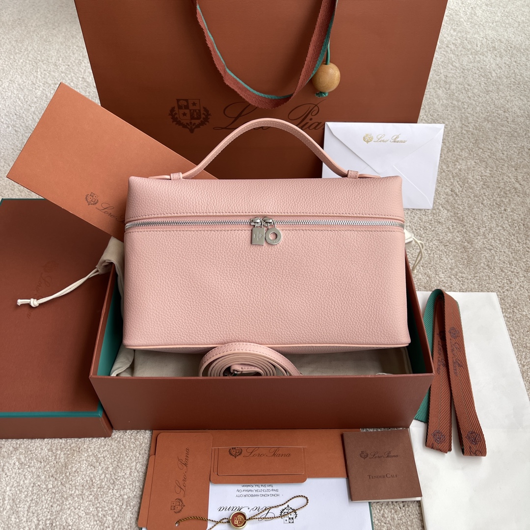 NO:197566,~(Not available for packaging) Extra Pocket L~ Lunch box bag #Sakura Powder [Imported original leather   pure steel hardware] Calfskin main material ~ Sheepskin lining # The wide opening bag is made of butter-like soft calfskin. It comes with removable shoulder straps to create a versatile mini bag. Two-way zipper opening. Height 16cm*Width 27cm*Depth 10cmCalfs/Element number: FAI 8511,LP,loro piana,mini bags,cowhide,sheepskin19860909～(不配包装) Extra Pocket L～饭盒包#樱花粉【进口原厂皮 纯钢五金】 小牛皮主体材质~羊皮里料# 宽开口小袋采用如黄油般柔软的小牛皮打造.随附可拆卸肩带,可打造出百搭迷你包袋.双向拉链开口. 高度16cm*宽度27cm*深度10cm 小牛皮/货号:FAI 8511,LP,loro piana,mini bags,cowhide,sheepskin,Bag