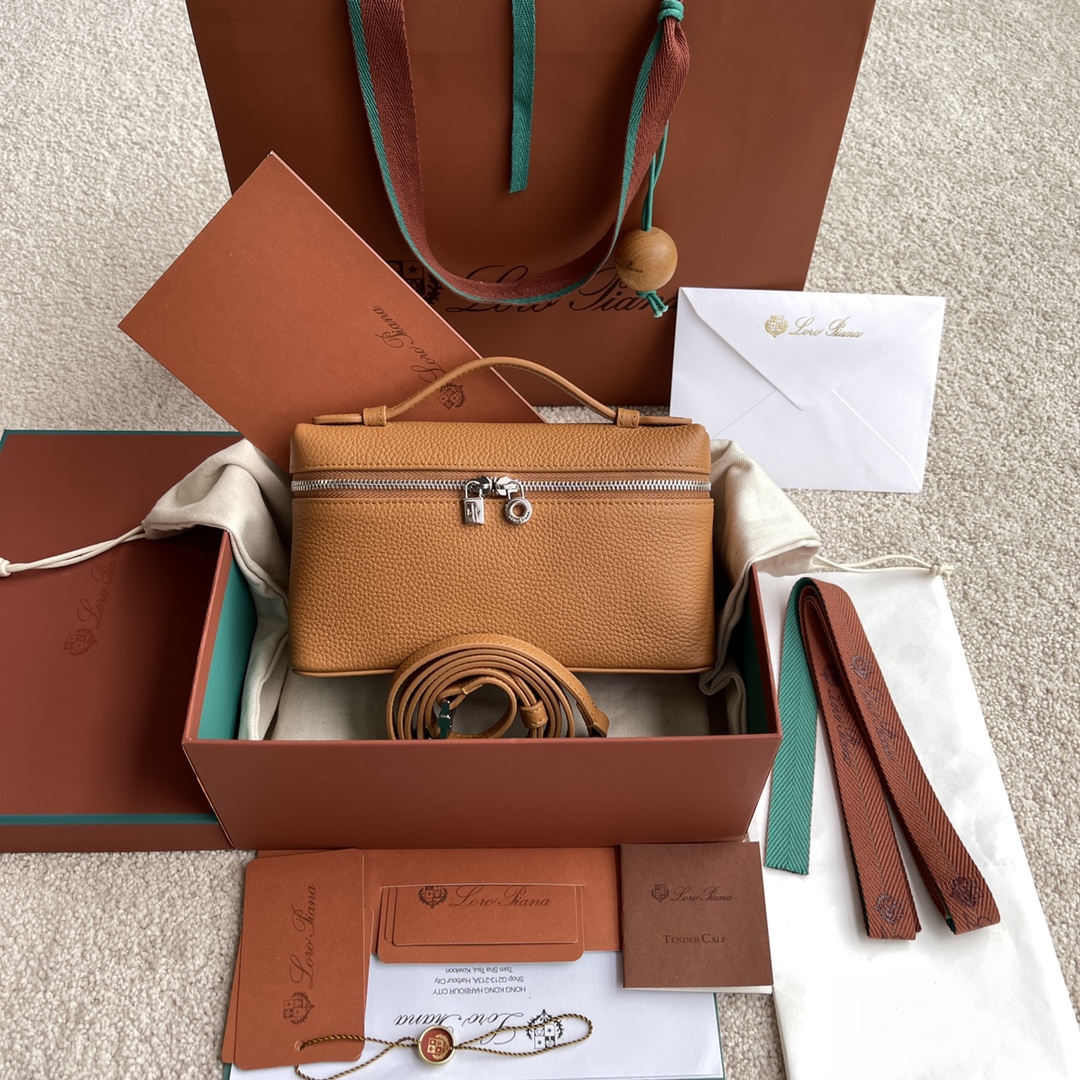 NO:198482,~(Not available for packaging) Extra Pocket L~ Lunch box bag #Amber [imported original leather   pure steel hardware] Calfskin main material ~ Sheepskin lining # The wide opening bag is made of butter-like soft calf leather. It comes with removable shoulder straps to create a versatile mini bag. Two-way zipper opening, height 11cm*width 19cm*deep 6.5cmcalf/item number: FAI 8393, LP, loro piana, mini bags, cowhide, sheepskin19860909～(不配包装) Extra Pocket L～饭盒包#琥珀色【进口原厂皮 纯钢五金】 小牛皮主体材质~羊皮里料# 宽开口小袋采用如黄油般柔软的小牛皮打造.随附可拆卸肩带,可打造出百搭迷你包袋.双向拉链开口, 高度11cm*宽度19cm*深度6.5cm 小牛皮/货号:FAI 8393,LP,loro piana,mini bags,cowhide,sheepskin,Bag