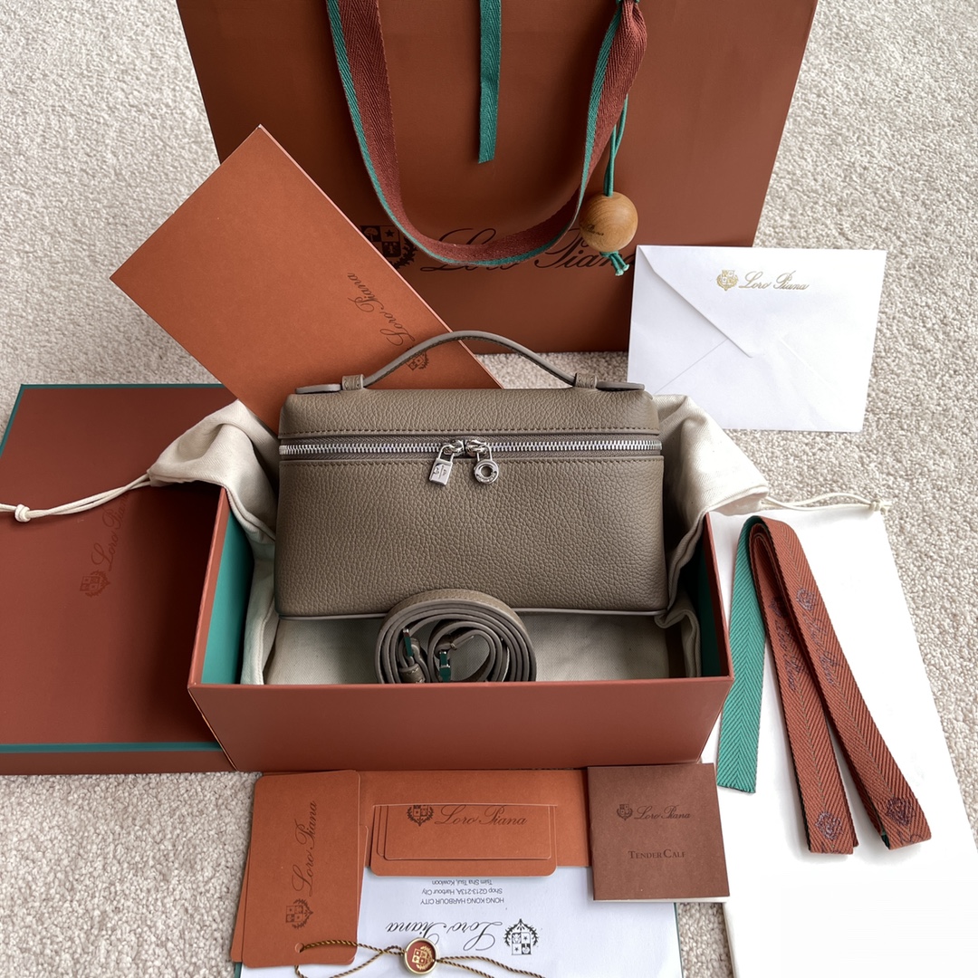 NO:198492,~(Not available for packaging) Extra Pocket L hand-held crossbody bag #Elephant gray [imported original leather   pure steel hardware] Calfskin body material ~ Sheepskin lining # The wide opening bag is made of butter-like soft calf leather. It comes with removable shoulder straps to create a versatile mini bag. Two-way zipper opening, height 11cm*width 19cm*depth 6.5cmcalf/item number: FAI 8393, LP, loro piana, satchels, mini bags, crossbody bags, cowhide, sheepskin19860909～(不配包装) Extra Pocket L手拿斜挎包#大象灰【进口原厂皮 纯钢五金】 小牛皮主体材质~羊皮里料# 宽开口小袋采用如黄油般柔软的小牛皮打造.随附可拆卸肩带,可打造出百搭迷你包袋.双向拉链开口, 高度11cm*宽度19cm*深度6.5cm 小牛皮/货号:FAI 8393,LP,loro piana,satchels,mini bags,crossbody bags,cowhide,sheepskin,Bag