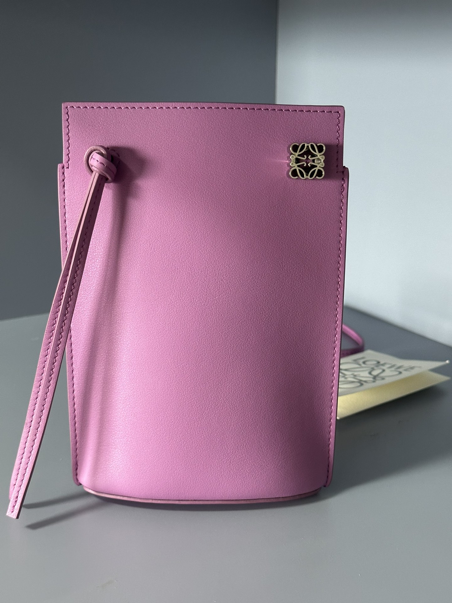 NO:180930,Mei Zi Yiwei Dice Mobile Phone Pack, Three Color Spot Model 1007, This mobile phone has a very touching capacity, larger than the Xiaoxiang mobile phone, and you can hold mobile phones, keys, and tissues. Size 21-15-bottom 5cm, special grade Luoyiwei, loewe19860909玫紫 意威骰子手机包,三色现货 型号1007 ,这款手机包容量太感人了,比小象手机包容量还要大,可以放手机,钥匙,纸巾都是没问题的,尺寸21-15-底5cm,特级罗意威,loewe,Bag