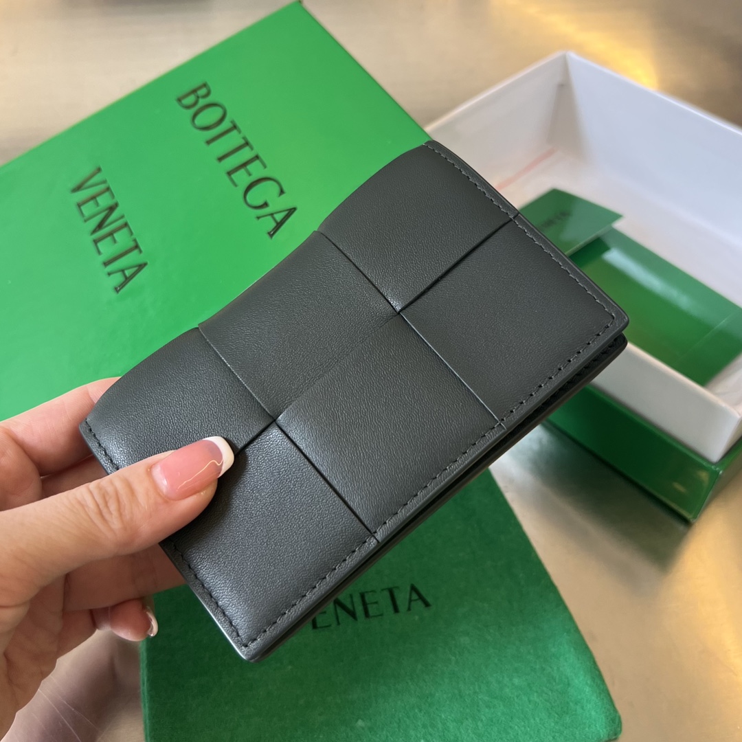 NO:671309,#Bv new large grid woven business card holder. 679849 This large woven is really simple and elegant. It is made of soft cowhide and has fine weaving technology. It opens and closes with a flip gold buckle. There is a main card slot inside that can hold change/cards and a small card slot that can hold 2.3 business cards. It is compact and convenient. It is very suitable for small bags used in spring and summer. Size 12.5x7.5, BV, Bottega Veneta, Cowhide19860909#Bv 新款大格编织名片夹.679849这款大编织真的好简约大气,柔软牛皮制作,精细的编织工艺 翻盖金扣开合 内里分一个主卡槽位可放零钱/卡片 和一个小卡槽可放2.3張名片,小巧便捷 非常适合放在春夏季使用的小款包包里面 尺寸12.5x7.5,BV,bottega veneta,cowhide,欧美剧