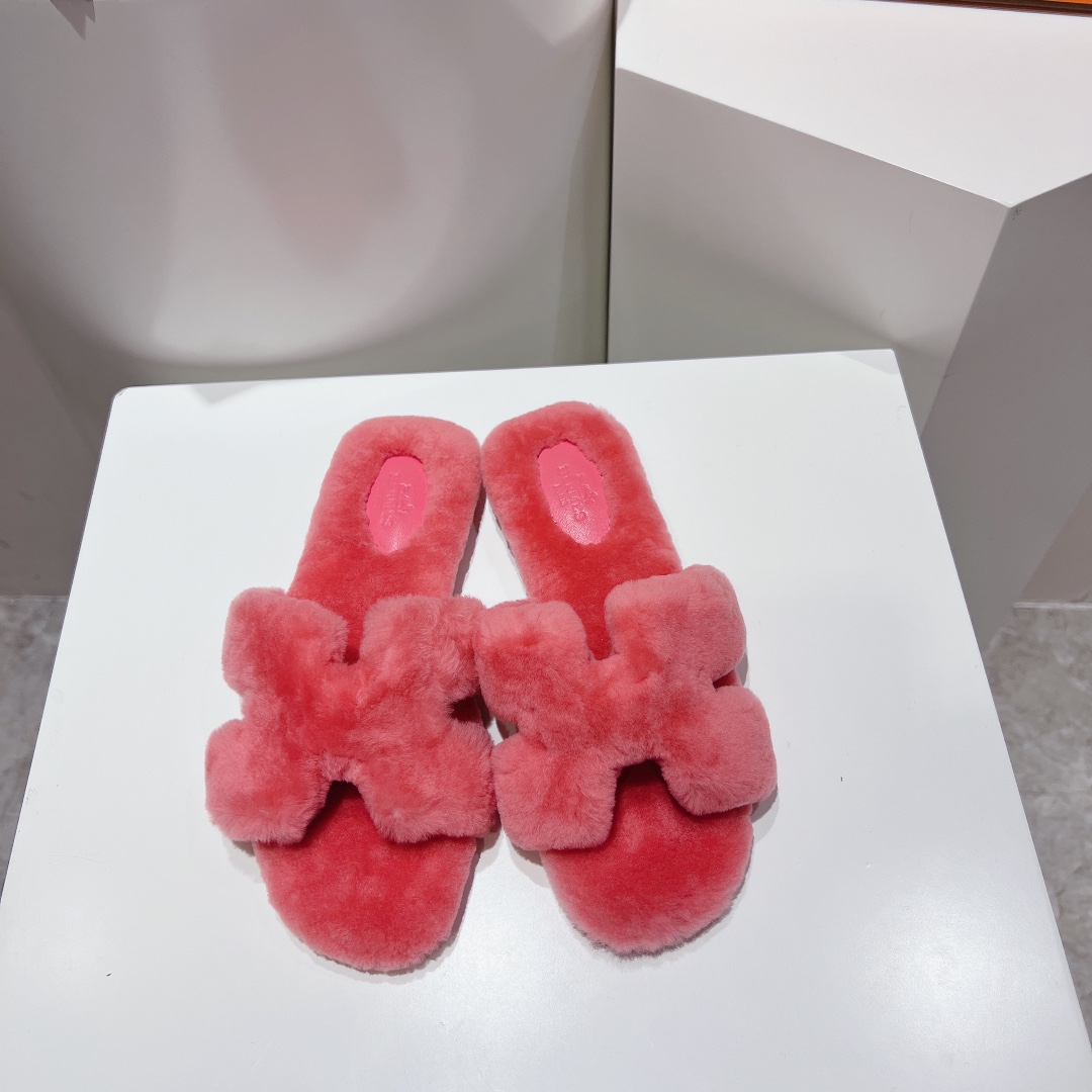 NO:440623,[Make goods all year round] Hermes can be made without marks [No marks required to be customized] /sss official website and Xiaohongshu sync the latest color matching Hermes hot products are launched online, with upgraded workmanship, high quality!   The latest fashion trend Teddy wool H-drag autumn and winter flat-soled fleece drag, the top is super versatile and warm sole, the heroine's favorite [Fireworks] [Fireworks] 1: Fabric full leather rabbit fur 2: Lining full leather rabbit fur 3 tiptoe material full leather rabbit fur 4: Outsole genuine leather big sole 5 sizes 35-43, [Notes 41, 42, 43 customized], fur shoes, hermes, Leather soles19860909【全年做货】爱马仕 可做无标【注无标需定做】  /sss官网、小红书同步最新配色爱马仕爆款火热上线,做工升级版,高品质！  时尚潮流最新款泰迪羊毛H拖秋冬款平底毛拖,上脚超百搭暖底,女主们的最爱[烟花][烟花] 1:面料全皮兔毛 2:里料全真皮兔毛 3踮脚材料全真皮兔毛 4:大底真皮大底 5码数35-43码,【注41、42、43订做】,毛毛鞋,hermes,Leather soles,Women's Shoes