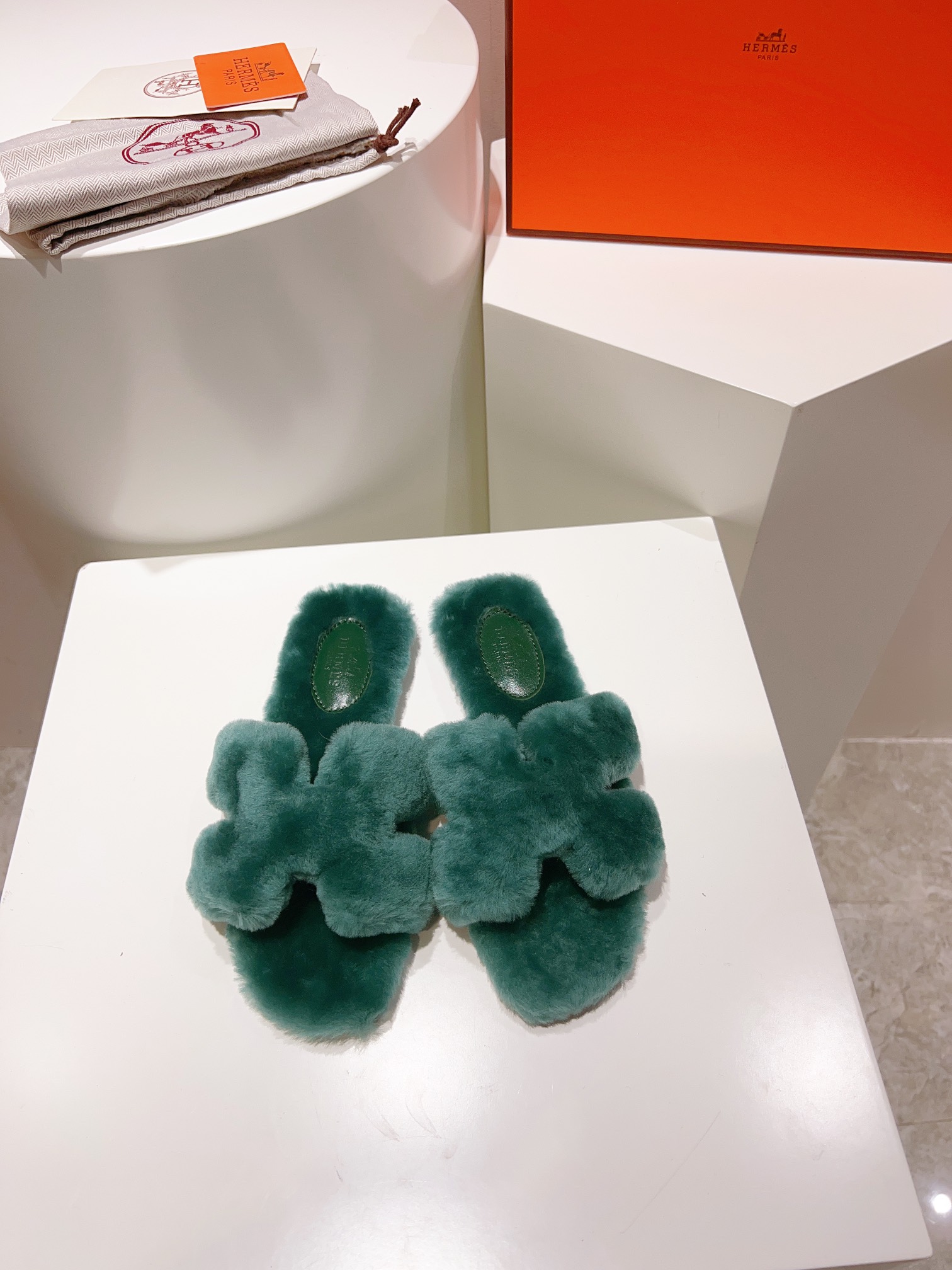 NO:440631,0 [Make goods all year round] Hermes can be made without marks [No marks and needs to be customized] /sss official website and Xiaohongshu sync the latest color matching Hermes hot products are launched online, with upgraded workmanship, high quality!   The latest fashion trend Teddy wool H-drag autumn and winter flat-soled fleece drag, the top is super versatile and warm sole, the heroine's favorite [Fireworks] [Fireworks] 1: Fabric full leather rabbit fur 2: Lining full leather rabbit fur 3 tiptoe material full leather rabbit fur 4: Outsole genuine leather big sole 5 sizes 35-43, [Notes 41, 42, 43 customized], fur shoes, hermes, Leather soles198609090【全年做货】爱马仕 可做无标【注无标需定做】  /sss官网、小红书同步最新配色爱马仕爆款火热上线,做工升级版,高品质！  时尚潮流最新款泰迪羊毛H拖秋冬款平底毛拖,上脚超百搭暖底,女主们的最爱[烟花][烟花] 1:面料全皮兔毛 2:里料全真皮兔毛 3踮脚材料全真皮兔毛 4:大底真皮大底 5码数35-43码,【注41、42、43订做】,毛毛鞋,hermes,Leather soles,Women's Shoes