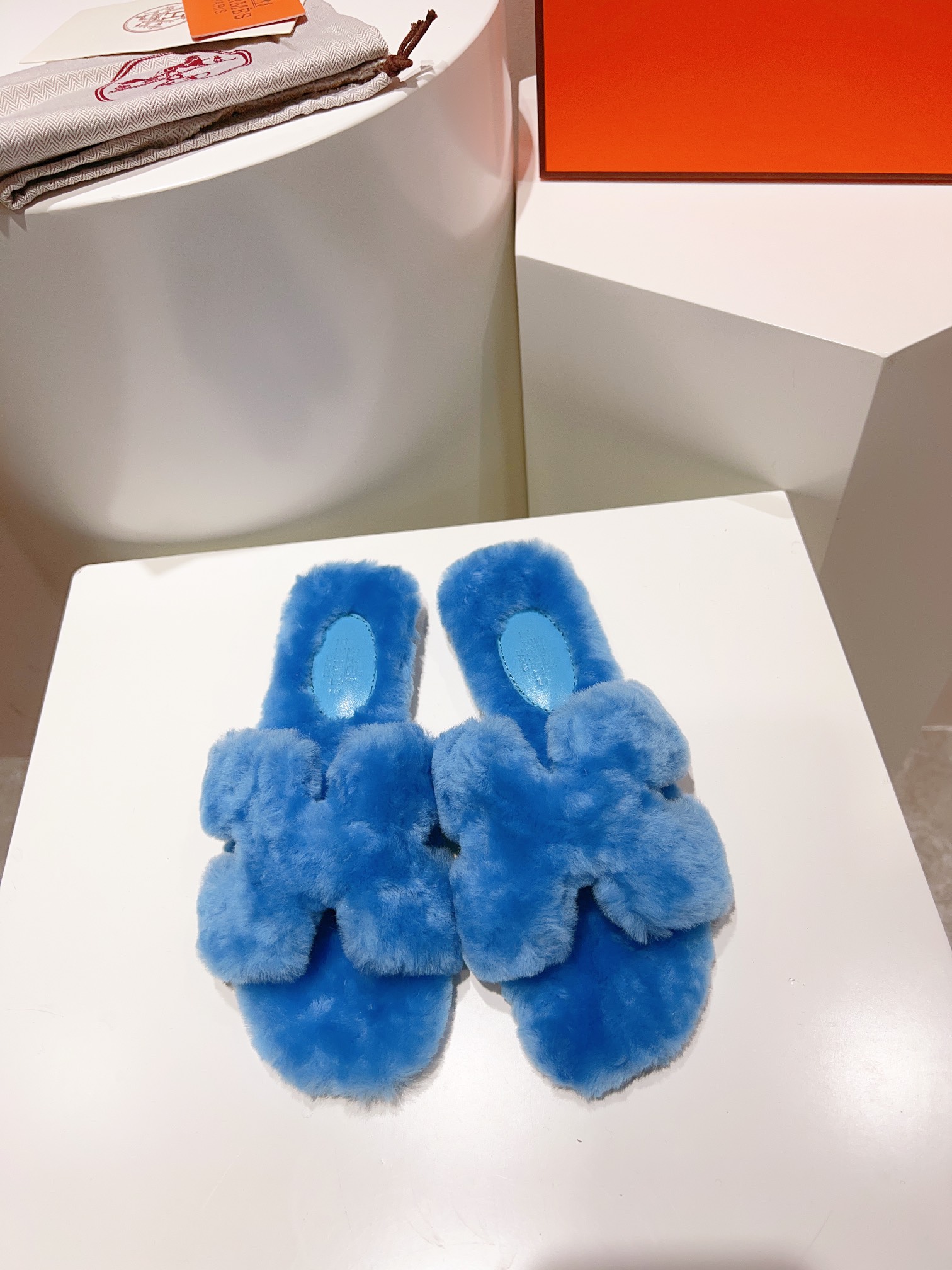 NO:440638,[Make goods all year round] Hermes can be made without marks [No marks required to be customized] /sss official website and Xiaohongshu sync the latest color matching Hermes hot products are launched online, with upgraded workmanship, high quality!   The latest fashion trend Teddy wool H-drag autumn and winter flat-soled fleece drag, the top is super versatile and warm sole, the heroine's favorite [Fireworks] [Fireworks] 1: Fabric full leather rabbit fur 2: Lining full leather rabbit fur 3 tiptoe material full leather rabbit fur 4: Outsole genuine leather big sole 5 sizes 35-43, [Notes 41, 42, 43 customized], fur shoes, hermes, Leather soles19860909【全年做货】爱马仕 可做无标【注无标需定做】  /sss官网、小红书同步最新配色爱马仕爆款火热上线,做工升级版,高品质！  时尚潮流最新款泰迪羊毛H拖秋冬款平底毛拖,上脚超百搭暖底,女主们的最爱[烟花][烟花] 1:面料全皮兔毛 2:里料全真皮兔毛 3踮脚材料全真皮兔毛 4:大底真皮大底 5码数35-43码,【注41、42、43订做】,毛毛鞋,hermes,Leather soles,Women's Shoes