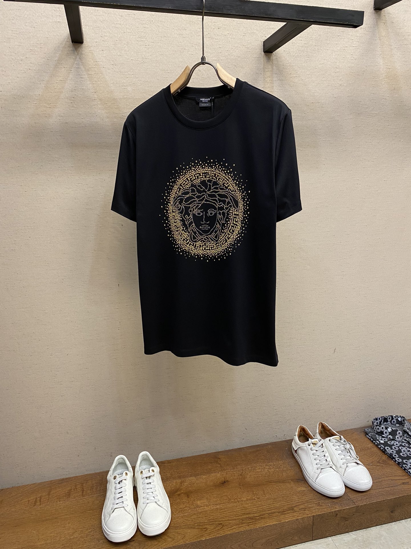 NO:127927,Versace/Medusa’s new ironing diamond short-sleeved, high-version, counter synchronization!  The unique beauty sha avatar is very recognizable and super textured!  Layered base is very blogger-like, low-key and tasteful, original fabric, 230g ice porcelain cotton fabric, soft and comfortable upper body, not picking age or body, full of fashion sense, super versatile and beautiful, a must-have for everyone, tag collar, wash wheat, full of three sizes Size M-4XL Color black, white, versace, versace, T-shirt, alexander wang19860909Versace/范思哲美杜莎新款烫钻短袖,高版本,专柜同步！独特的美扗莎头像,很有辨识度,超级有质感！叠穿打底就很有博主范儿了 ,低调有品位 ,原版面料 ,230克冰瓷棉面料,上身柔软舒适,不挑年龄不挑身材时尚感爆棚,质感超强时尚又个性 ,超级百搭好看的一款 ,人手必备款吊牌领标 水洗麦,三标齐全 尺码M-4XL 颜色黑色,白色,,versace,versace,T-shirt,alexander wang,Men's clothing