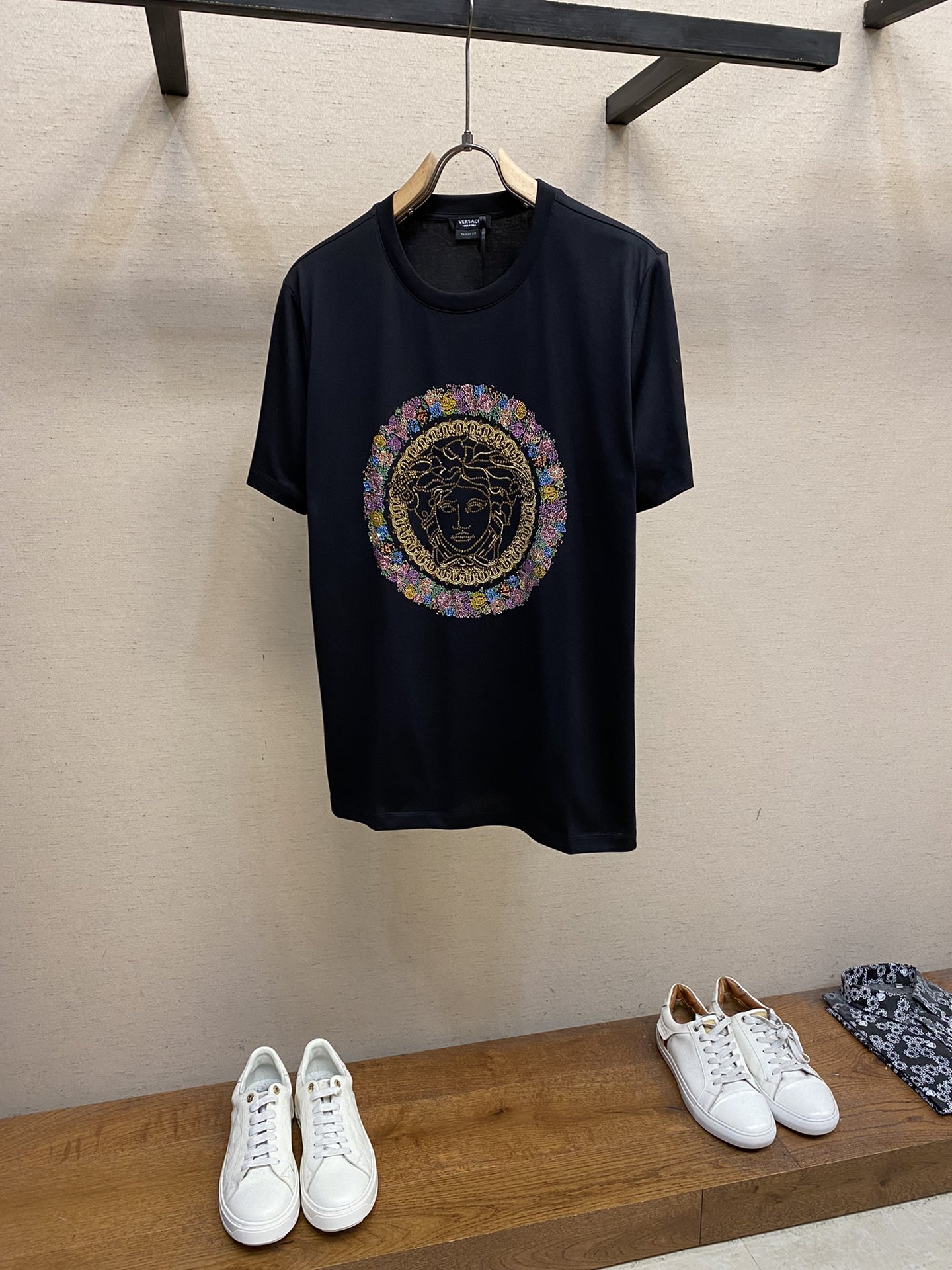 NO:150353,Versace, a classic new short-sleeved men's T-shirt, this one can be said to be one of the originators of VST shirts. It uses popular elements, car rope embroidery, embroidery beads and crystal diamond technology to combine it into a classic Medusa series!  !  Imported hot stampings and crystal diamonds are unparalleled in brightness and color. Many so-called people can tell whether they are the original style at the glance of the picture. This luxury 3,000 pieces are made of the same embroidery with an unparalleled precision. Black plain-walled double-stranded pure cotton is light and thin. It has the moisture absorption and moisture conductivity of cotton, and the smooth drape and flowing of mulberry silk. It has good gloss. It is a high-quality product. The Versace series has always been our proud resource. There is no need to talk about anything else. The most fashionable people dare to challenge versace!  !  Size M-4XL Color black, white, versace, versace, T-shirt, tees, t-shirt, alexander wang19860909Versace,范思哲经典新款男士短袖T恤,这款可以说是VST恤里的鼻祖款之一 采用流行元素车绳绣*绣珠片水晶钻工艺相结合成经典美杜莎系列！！进口烫片、水晶钻在亮度上色泽上无与伦比有很多所谓的人一看图片就知道是不是原版的风貌,这款奢侈的三千多颗同绣花拼在一起精准度是无与伦比的.黑色平纹双股线纯棉 轻薄 既具备棉的吸湿性导湿性又有桑蚕丝的爽滑悬垂飘逸 光泽度好 一看就是高品质好货、范思哲系列一直是我们傲娇的资源,其它不用啰嗦啦,最时尚的人才敢挑战versace！！ 尺码M-4XL 颜色黑色,白色,,versace,versace,T-shirt,tees，t-shirt,alexander wang,Men's clothing