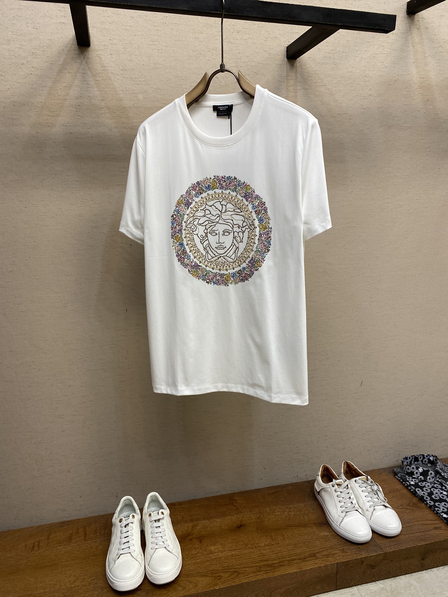 NO:127928,Versace, a classic new short-sleeved men's T-shirt, this one can be said to be one of the originators of VST shirts. It uses popular elements, car rope embroidery, embroidery beads and crystal diamond technology to combine it into a classic Medusa series!  !  Imported hot stampings and crystal diamonds are unparalleled in brightness and color. Many so-called people can tell whether they are the original style at the glance of the picture. This luxury 3,000 pieces are made of the same embroidery with an unparalleled precision. Black plain-walled double-stranded pure cotton is light and thin. It has the moisture absorption and moisture conductivity of cotton, and the smooth drape and flowing of mulberry silk. It has good gloss. It is a high-quality product. The Versace series has always been our proud resource. There is no need to talk about anything else. The most fashionable people dare to challenge versace!  !  Size M-4XL Color black, white, versace, versace, T-shirt, tees, t-shirt, alexander wang19860909Versace,范思哲经典新款男士短袖T恤,这款可以说是VST恤里的鼻祖款之一 采用流行元素车绳绣*绣珠片水晶钻工艺相结合成经典美杜莎系列！！进口烫片、水晶钻在亮度上色泽上无与伦比有很多所谓的人一看图片就知道是不是原版的风貌,这款奢侈的三千多颗同绣花拼在一起精准度是无与伦比的.黑色平纹双股线纯棉 轻薄 既具备棉的吸湿性导湿性又有桑蚕丝的爽滑悬垂飘逸 光泽度好 一看就是高品质好货、范思哲系列一直是我们傲娇的资源,其它不用啰嗦啦,最时尚的人才敢挑战versace！！ 尺码M-4XL 颜色黑色,白色,,versace,versace,T-shirt,tees，t-shirt,alexander wang,Men's clothing