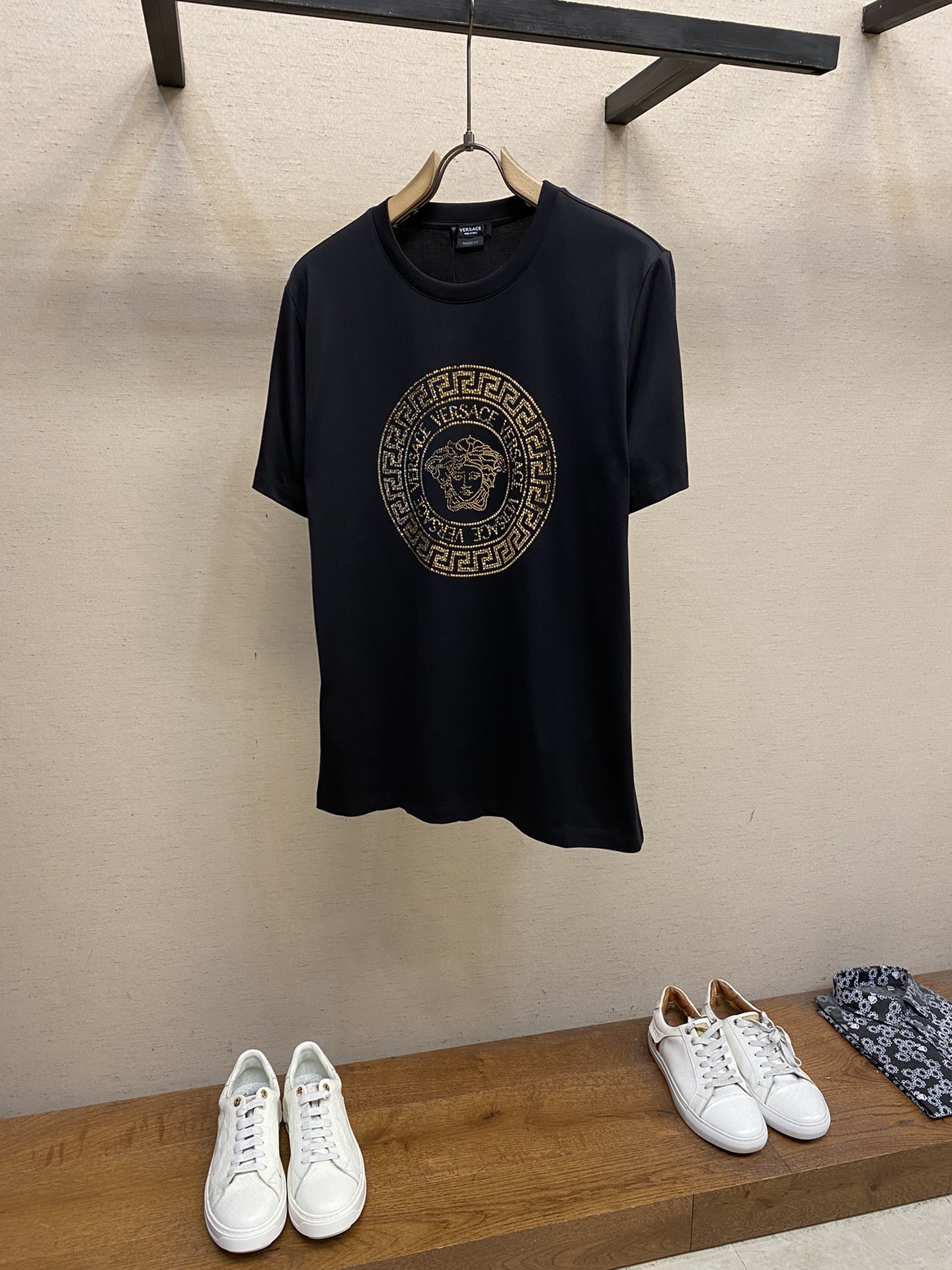 NO:127929,Versace/Medusa’s new ironing diamond short-sleeved, high-version, counter synchronization!  The unique beauty sha avatar is very recognizable and super textured!  Layered base is very blogger-like, low-key and tasteful, original fabric, 230g ice porcelain cotton fabric, soft and comfortable upper body, not picking age or body, full of fashion sense, super versatile and beautiful, a must-have for everyone, tag collar, wash wheat, full of three sizes Size M-4XL Color black, white, versace, versace, T-shirt, alexander wang19860909Versace/范思哲美杜莎新款烫钻短袖,高版本,专柜同步！独特的美扗莎头像,很有辨识度,超级有质感！叠穿打底就很有博主范儿了 ,低调有品位 ,原版面料 ,230克冰瓷棉面料,上身柔软舒适,不挑年龄不挑身材时尚感爆棚,质感超强时尚又个性 ,超级百搭好看的一款 ,人手必备款吊牌领标 水洗麦,三标齐全 尺码M-4XL 颜色黑色,白色,,versace,versace,T-shirt,alexander wang,Men's clothing