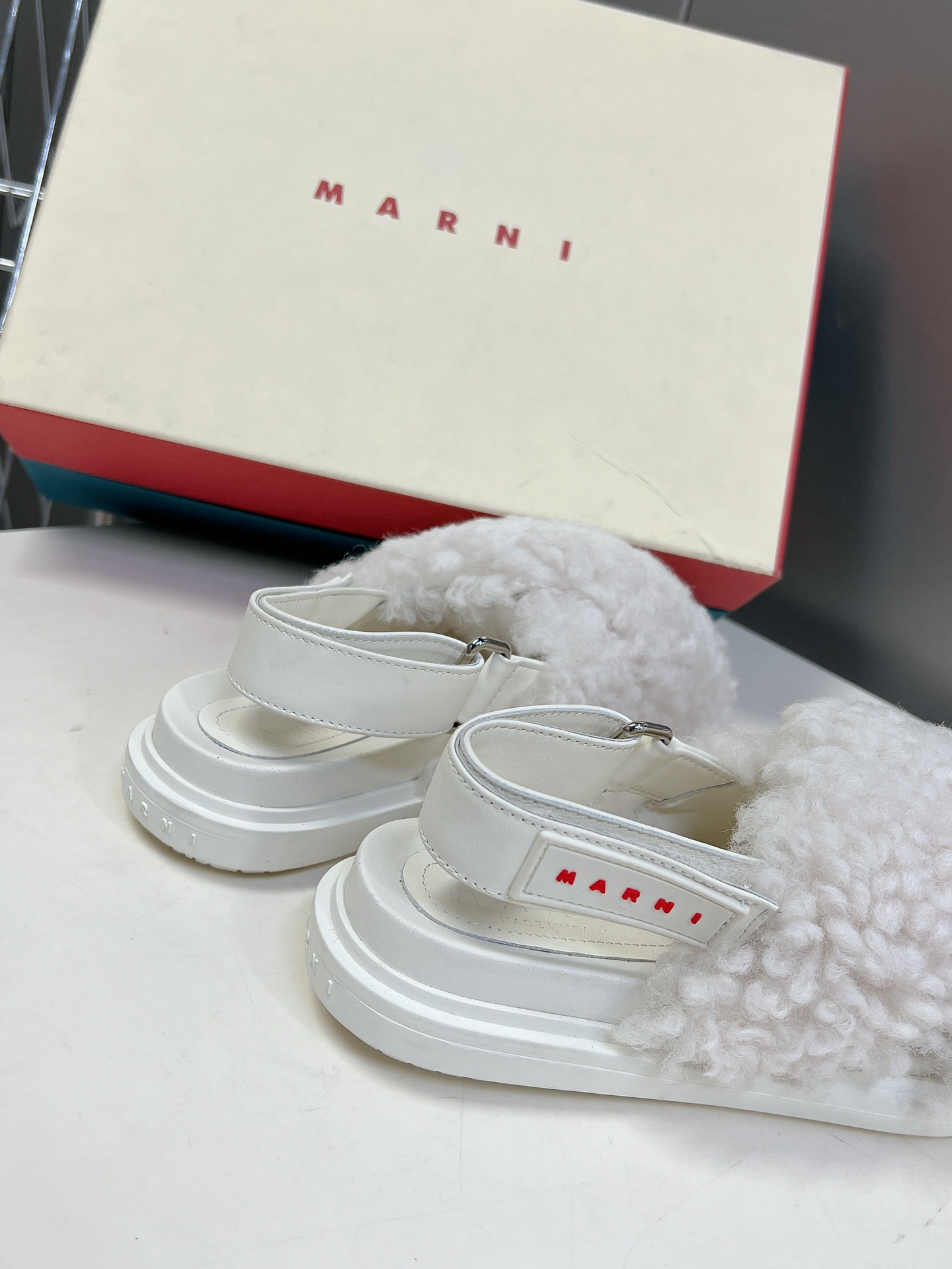 #玛尼新款毛毛凉鞋Marni是来自意
