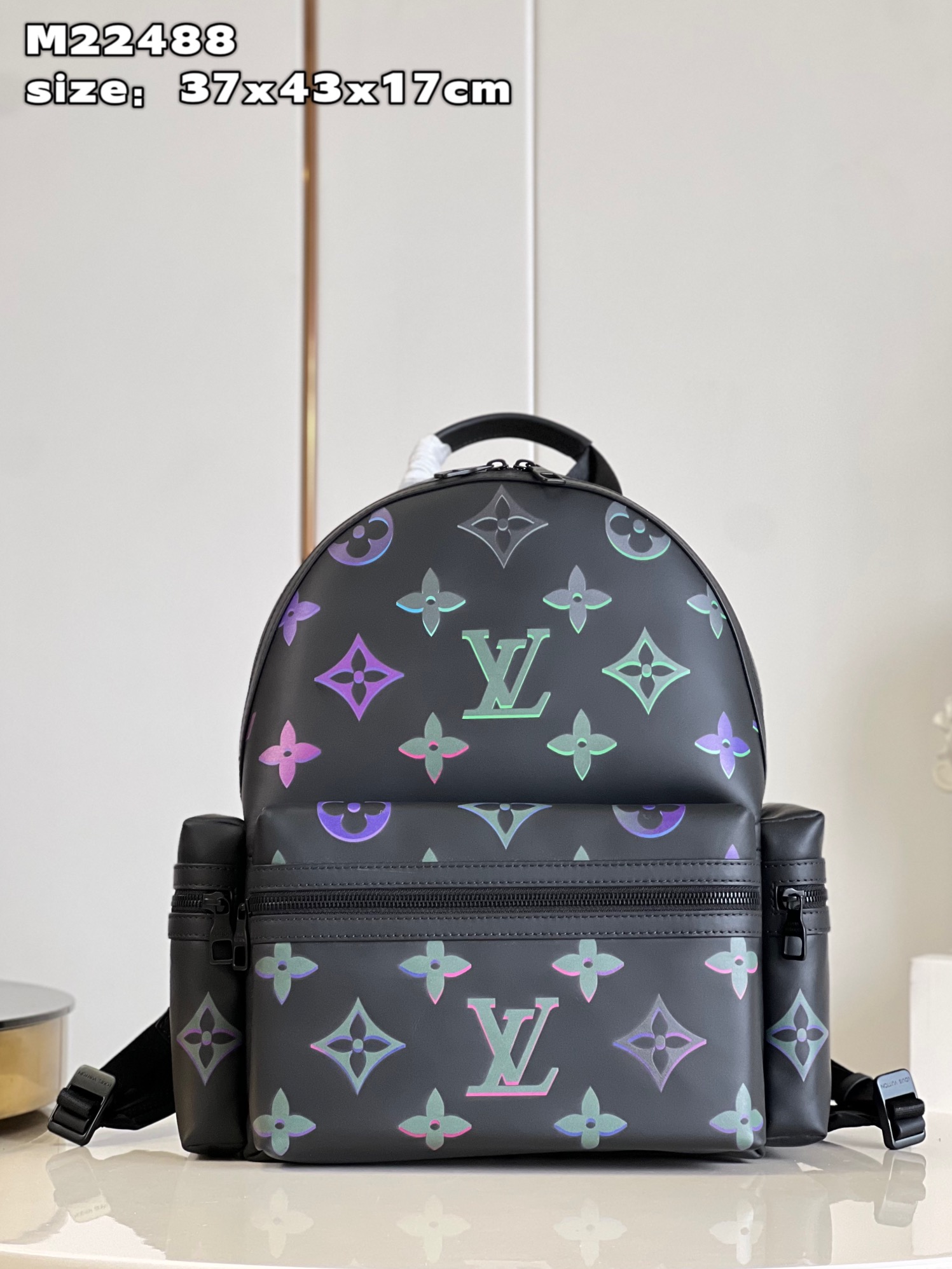 NO:400453,【Exclusive real photo M22488】The Comet backpack is made of soft cowhide leather, making Monogram flowers and LV letters with Monogram pattern flash neon and colorful. Zippered bags are provided on the front and on both sides to facilitate the pick-up and placement of accompanying items. Size37x43x17cm (length x height x width) Z.1150【warm reminder This model is too big and does not fit in packaging】, LV [original leather], louis vuitton, cowhide19860909【独家实拍 M22488】Comet 双肩包选用柔软牛皮革,令 Monogram 图案的 Monogram 花卉和 LV 字母闪烁霓虹炫彩.正面和两侧设有拉链袋,方便取放随行物品.size37x43x17cm(长度 x 高 x 宽) Z.1150【温馨提示 此款太大不配包装】,LV【原厂皮】,louis vuitton,cowhide,Bag