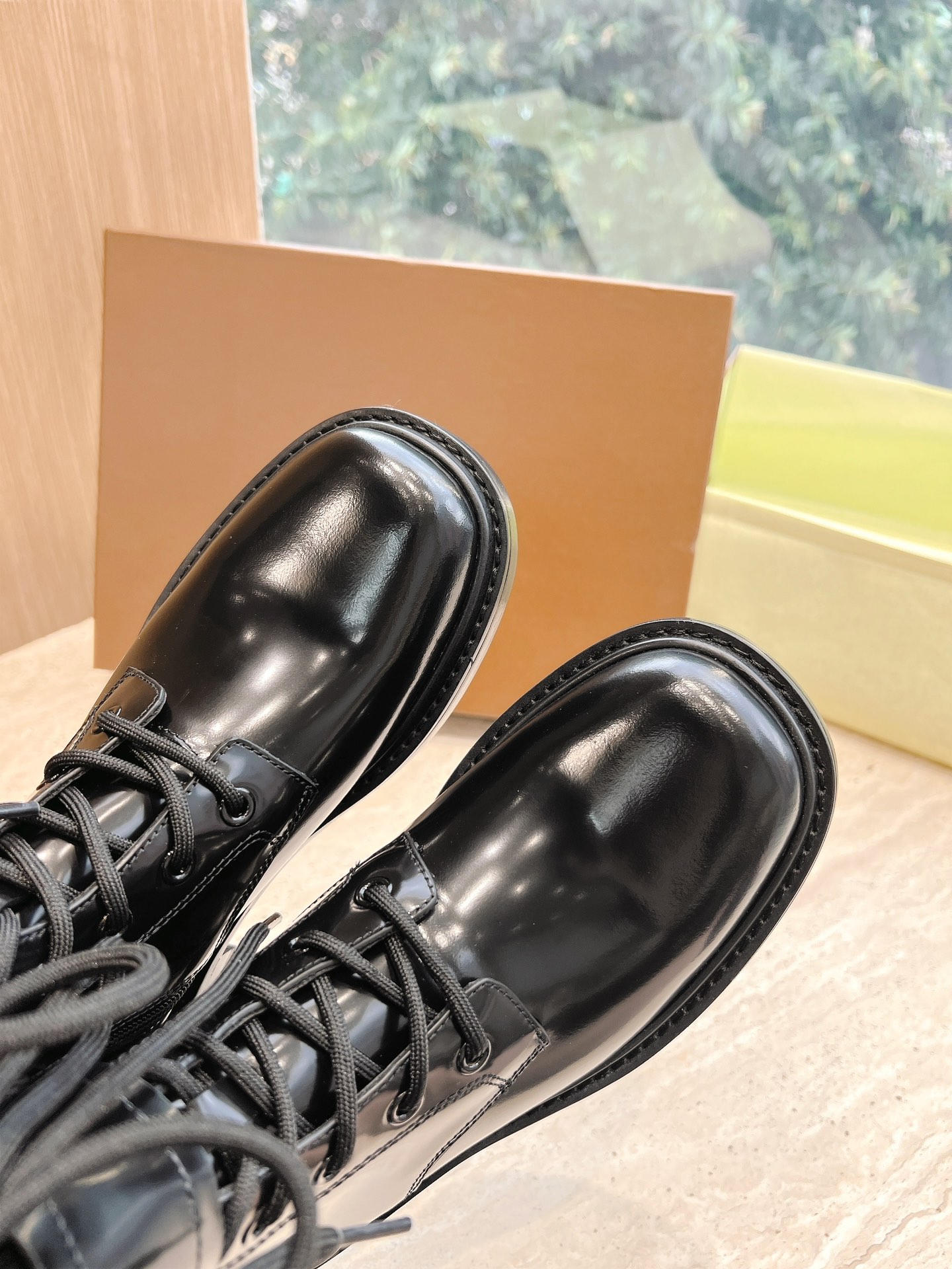 Babelie Chelsea Boot: Classic Design with Copper Button and Tight Ties. - 图片 7