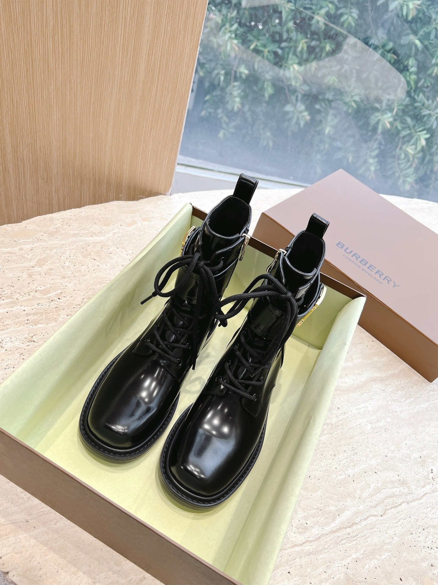Babelie Chelsea Boot: Classic Design with Copper Button and Tight Ties. - 图片 1