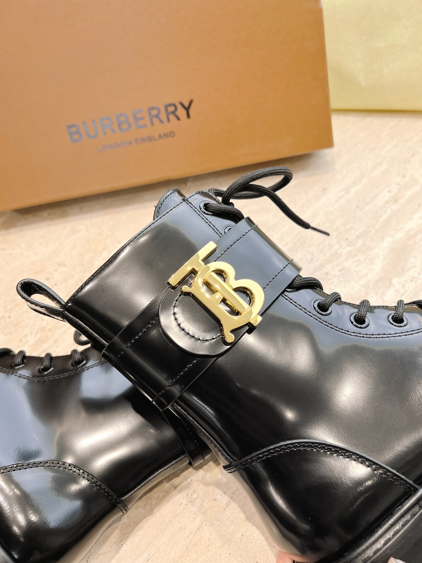Babelie Chelsea Boot: Classic Design with Copper Button and Tight Ties. - 图片 8