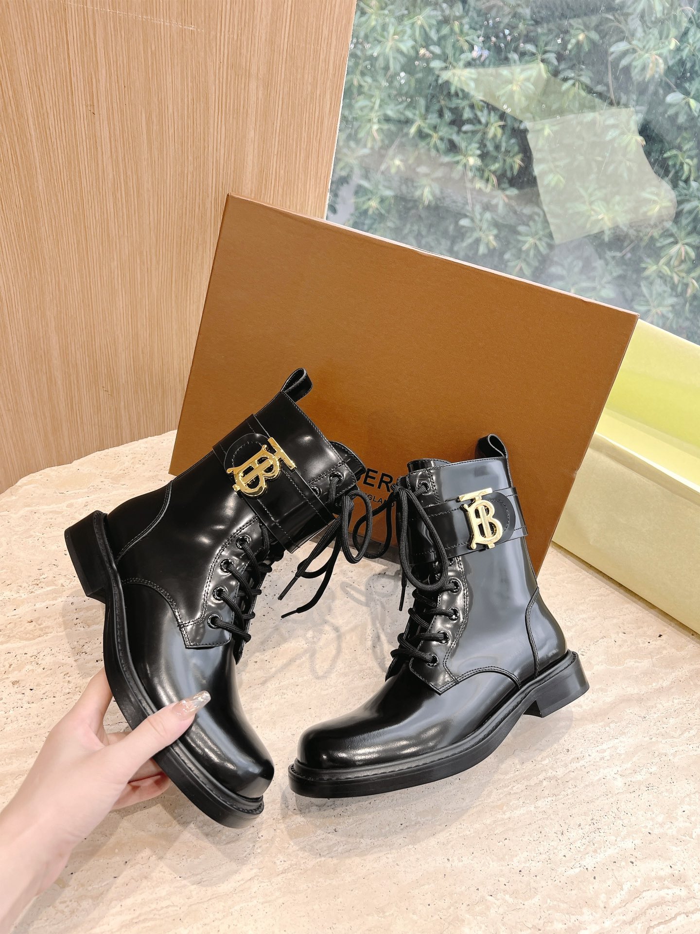 Babelie Chelsea Boot: Classic Design with Copper Button and Tight Ties. - 图片 3