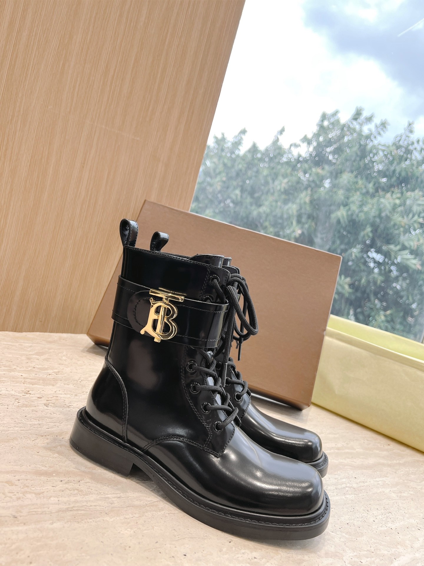 Babelie Chelsea Boot: Classic Design with Copper Button and Tight Ties. - 图片 6