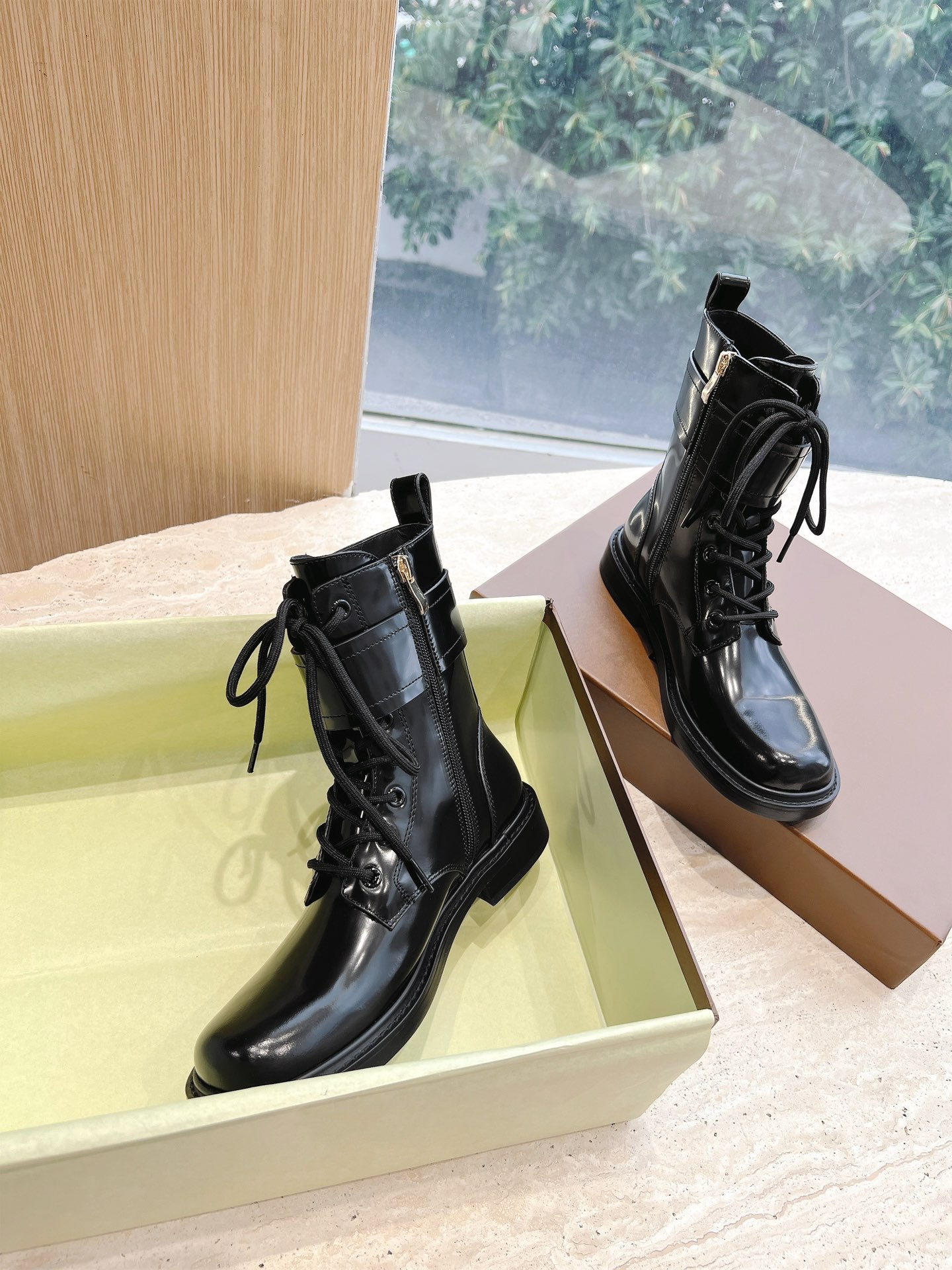 Babelie Chelsea Boot: Classic Design with Copper Button and Tight Ties. - 图片 2