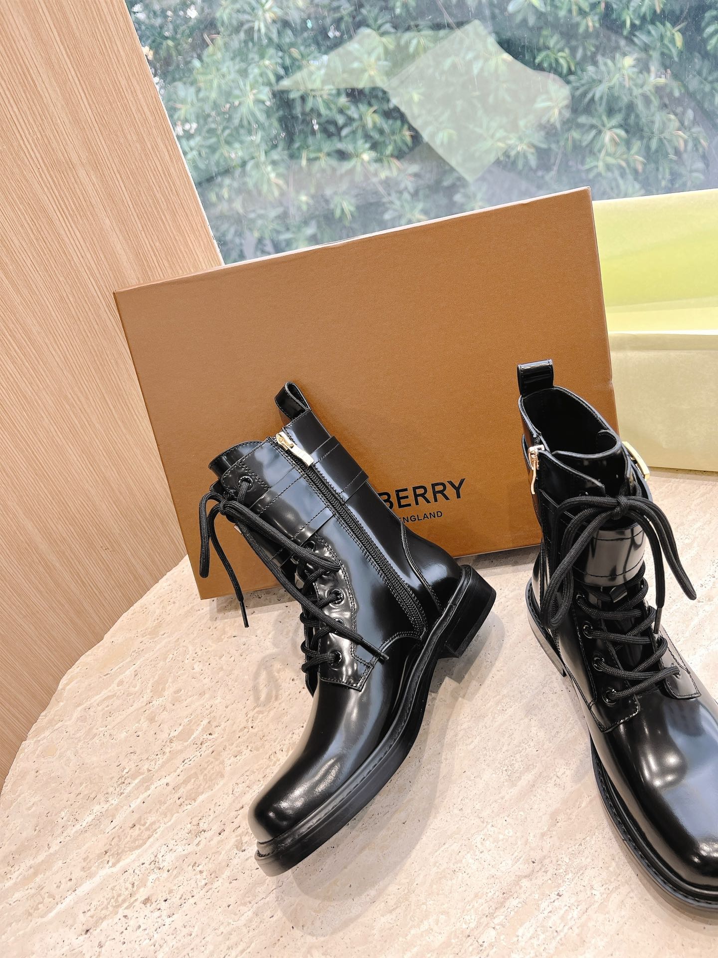 Babelie Chelsea Boot: Classic Design with Copper Button and Tight Ties. - 图片 5