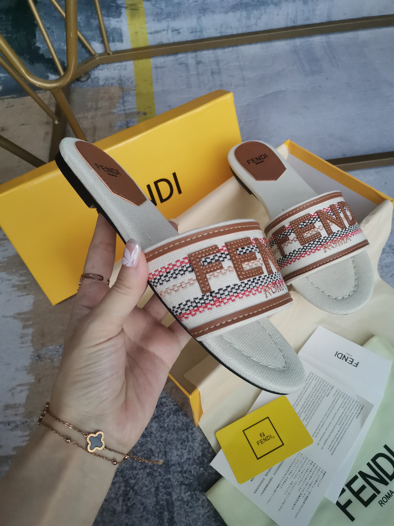 NO:170549,FENDI's latest hit, imported canvas embroidery, comfortable on foot, size 35-42, genuine leather soles, slippers, fendi, slippers, Leather soles19860909FENDI最新爆款,进口帆布刺绣,上脚舒适,35-42码,,真皮大底,拖鞋,fendi,slippers,Leather soles,Women's Shoes