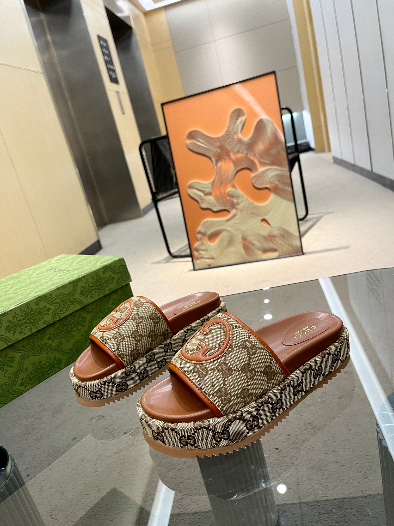 NO:238875,【】Shipping all year round, 400 colors】The latest limited-edge thick-soled slippers in ancient Guci. Top quality is available for sale. Purchase and develop genuine products. Material and craftsmanship are consistent with the original version. The upper is special printing process printing. The inner dyed cowhide is outsole. The size is 35-43M. Standard code. 41, 42, 43. It is customized and does not return or exchange. The bottom thickness is 5.5cm. Forefoot 4cm. Slippers, gucci, slippers, cowhide.19860909【】全年出货,400个色】古Guci最新限量厚底拖鞋 .顶级品质发售 购入正品开发 . 材质.工艺与原版一致 鞋面原版特殊印刷工艺印花 内里透染牛皮 大底意大利私模大底 码数35-43M标准码 41,42,43又订做,不退换 底厚5.5cm 前掌4cm,拖鞋,gucci,slippers,cowhide,Women's Shoes