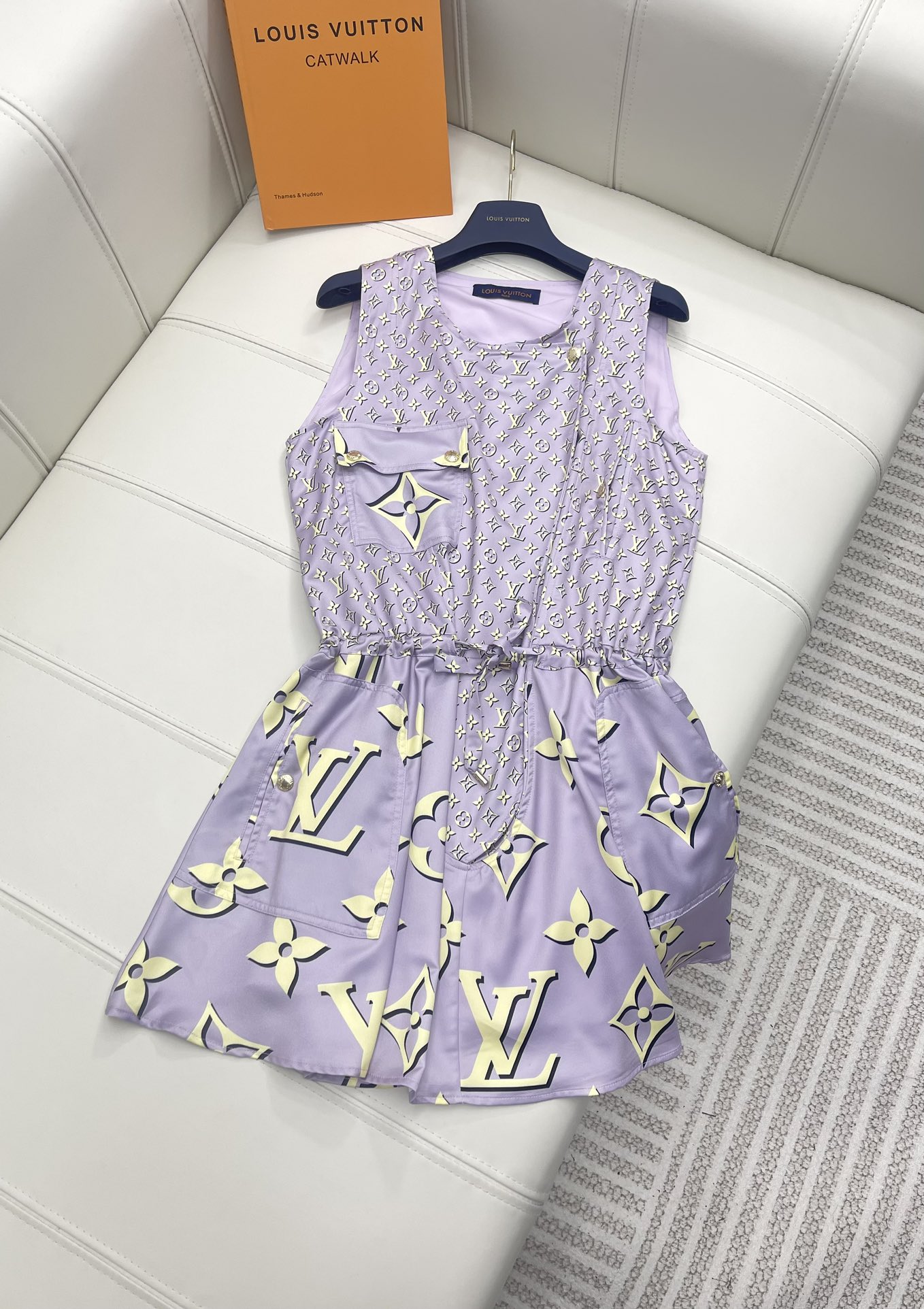 NO:696774,Louis Vuitto* new products are on the shelves. Printed waist dress. Customized twill fabric. Thin, comfortable and soft. Revitalized printing with full craftsmanship. Wide-brimmed sundress. Covers annoying side breasts. Drawstring adjustment at waist. Drape material. Textured and high-end. Outlines charming curves. Latest resort series. Presbyopia and letter pattern collide. Convenient for daily wear. High version 3 colors, Louis Vuitton, skirts,19860909Louis Vuitto* 新品上架 印花收腰连衣裙 定制斜纹绸面料 轻薄舒适柔软 工艺十足的还原活性印花 宽边背心裙 遮住恼人副乳 腰间抽绳调节 垂顺材质 有质感又高级 勾勒迷人曲线 最新度假系列 老花与字母图案碰撞 日常便捷穿搭  高版本3色,,louis vuitton,skirts,,Women's clothing