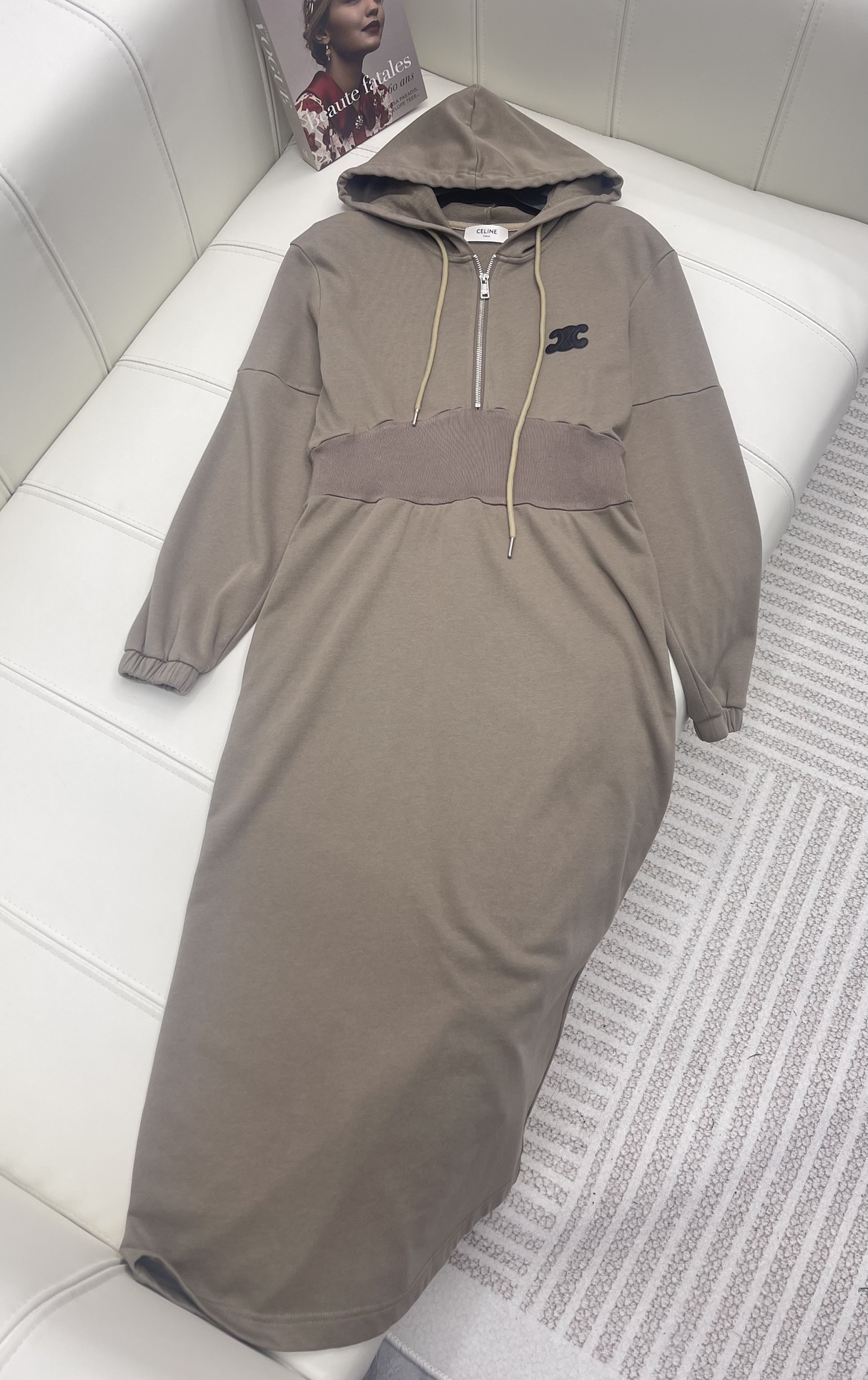 NO:696781,Celin* New products on the shelves Cotton sweatshirt dress Customized weight twill cotton fabric Comfortable and breathable to wear Exquisite letter pattern decoration Small waist design to show a good figure Simple but not monotonous Long-sleeved sweatshirt dress design and tailoring The upper body is fashionable and retro Western-style and beautiful High version,,celine,hoodie,sweatshirts,skirts,19860909Celin* 新品上架 棉质卫衣裙 定制克重斜纹棉质面料 穿搭舒适透气 精致字母图案装饰 小收腰设计尽显好身材 简约不单调 长袖卫衣连衣裙设计剪裁 上身时髦复古 洋气靓丽 高版本,,celine,hoodie,sweatshirts,skirts,,Women's clothing