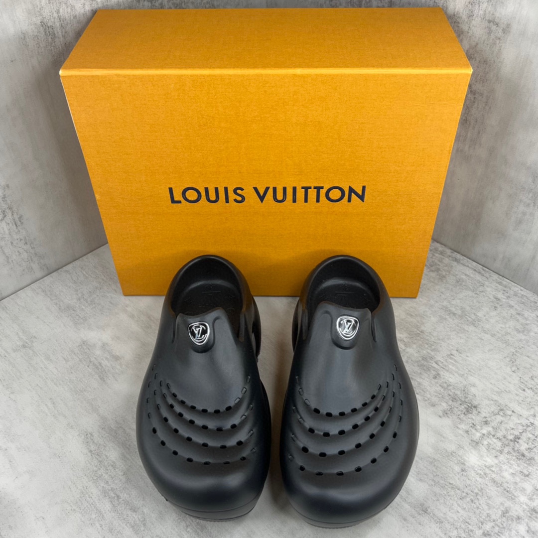 Louis Vuitton 新款上架 Louis Vuitton Shark 路易威登新款鲨鱼拖鞋 增高5厘米 Lv这鞋可以完美的盖住大丑脚 就连高脚背都可以很好的适配