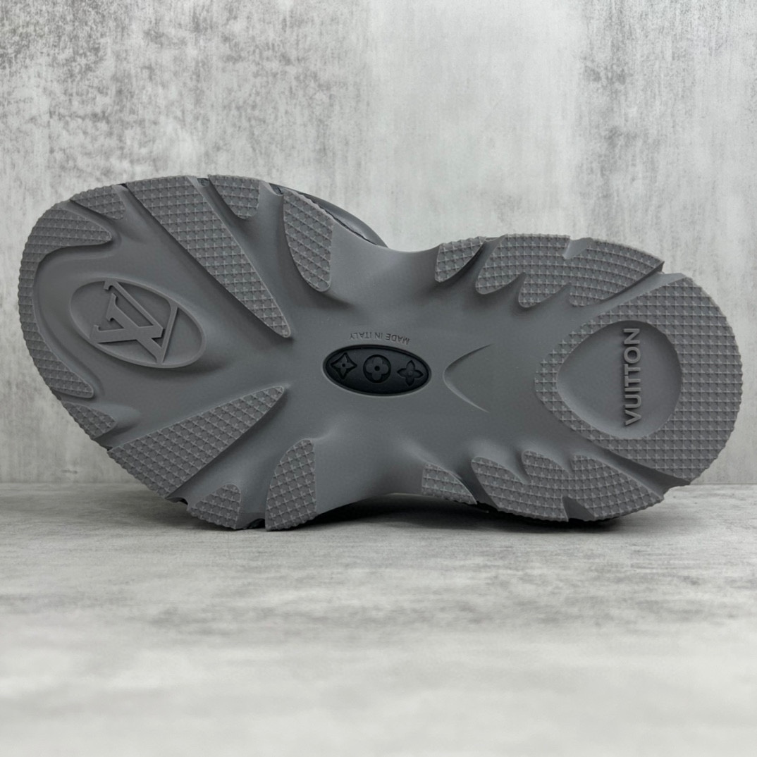 Louis Vuitton 新款上架 Louis Vuitton Shark 路易威登新款鲨鱼拖鞋 增高5厘米 Lv这鞋可以完美的盖住大丑脚 就连高脚背都可以很好的适配