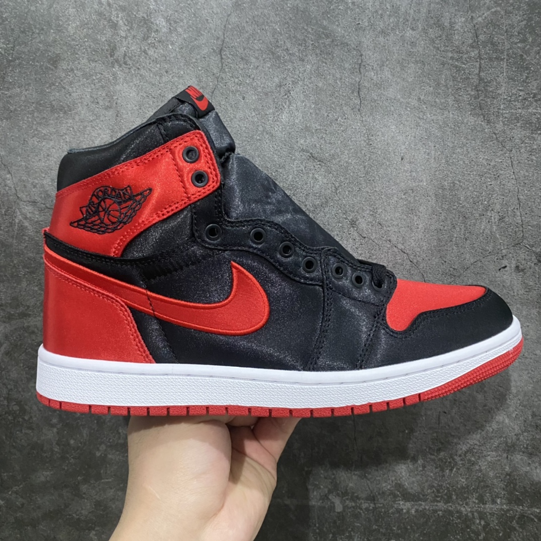 【莞产DG版】 Air Jordan 1 Retro High OG \” Satin Bred \” 黑红丝绸 AJ1乔1高帮文化篮球鞋 FD4810-061ZP开发室高价原版购回 高端外贸零售专供品质 原鞋原楦头纸板开发 原厂气垫 原厂竖纹防尘纸 极致一眼正品既视感 整体楦型最大限度还原公司正品  尺码：36 36.5 37.5 38 38.5 39 40 40.5 41 42 42.5 43 44 44.5-莆田鞋批发中心