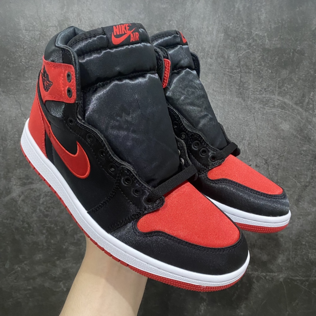 【莞产DG版】 Air Jordan 1 Retro High OG \” Satin Bred \” 黑红丝绸 AJ1乔1高帮文化篮球鞋 FD4810-061ZP开发室高价原版购回 高端外贸零售专供品质 原鞋原楦头纸板开发 原厂气垫 原厂竖纹防尘纸 极致一眼正品既视感 整体楦型最大限度还原公司正品  尺码：36 36.5 37.5 38 38.5 39 40 40.5 41 42 42.5 43 44 44.5-莆田鞋批发中心