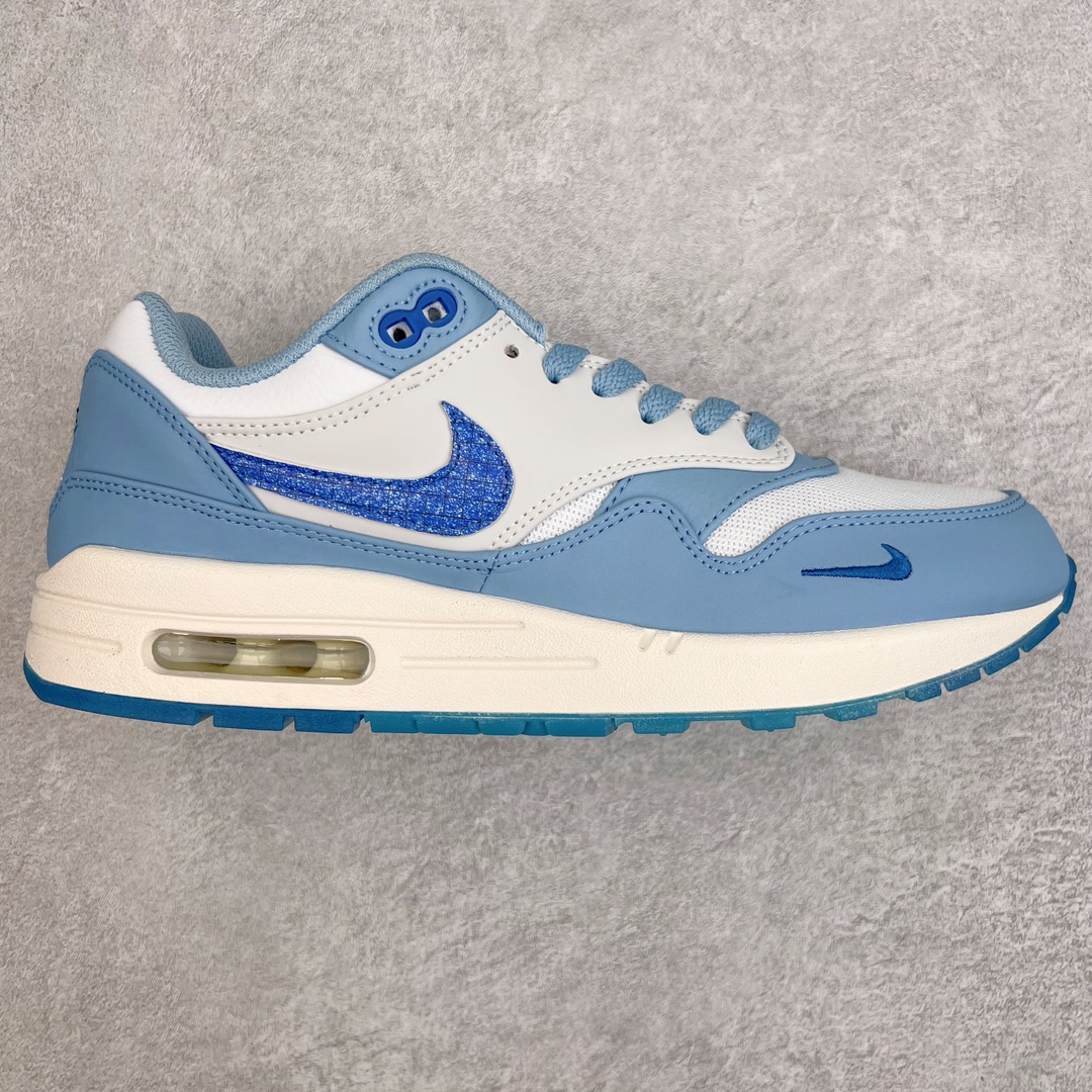 零售💰230 ＃超级福利 配套套现️‼NK Air Max 1 初代复古气垫慢跑鞋 由Tinker Hatfeld和Mark Parker在1987年设计 灵感来自于巴黎蓬皮杜中心 Tinker Hatfield在参观了蓬皮 杜中心之后提出了Air Max的标志性开窗可视气垫的理念并将其 实际开发成功 是NK史上第一双可视气垫跑鞋 凭借着Air Max气垫带来的舒适脚感和鞋面面料上的不断精进才使得Air Max 1在现如今都是复古慢跑鞋的首选 深厚的历史渊源 独特的流线形设计 极为复古的外观使得它深受鞋迷的喜爱。SIZE：36 36.5 37.5 38 38.5 39 40 40.5 41 42 42.5 43 44 44.5 45 46 47.5 编码：by2936030-运动鞋