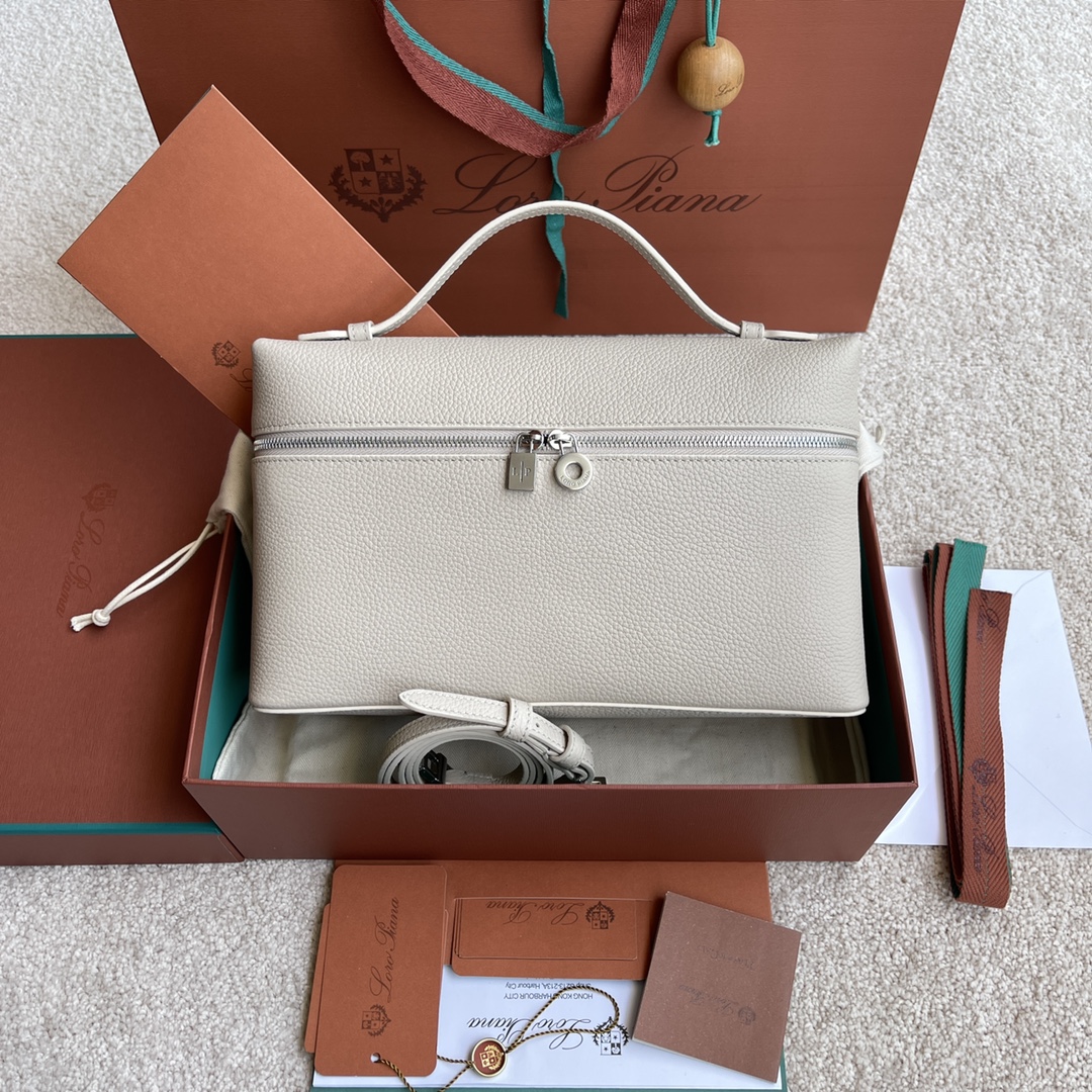 NO:197554,~(Not available for packaging) Extra Pocket L# Lunch Box Bag # Light Lime [Imported Original Leather   Pure Steel Hardware] Calfskin Main Material ~ Sheepskin Liquid # The wide opening bag is made of butter-like soft calfskin. It comes with removable shoulder straps to create a versatile mini bag. Two-way zipper opening. Height 16cm*Width 27cm*Depth 10cmCalfs/Element No.: FAI 8511,LP,loro piana,mini bags,cowhide,sheepskin19860909～(不配包装) Extra Pocket L#饭盒包#浅石灰【进口原厂皮 纯钢五金】 小牛皮主体材质~羊皮里料# 宽开口小袋采用如黄油般柔软的小牛皮打造.随附可拆卸肩带,可打造出百搭迷你包袋.双向拉链开口. 高度16cm*宽度27cm*深度10cm 小牛皮/货号:FAI 8511,LP,loro piana,mini bags,cowhide,sheepskin,Bag