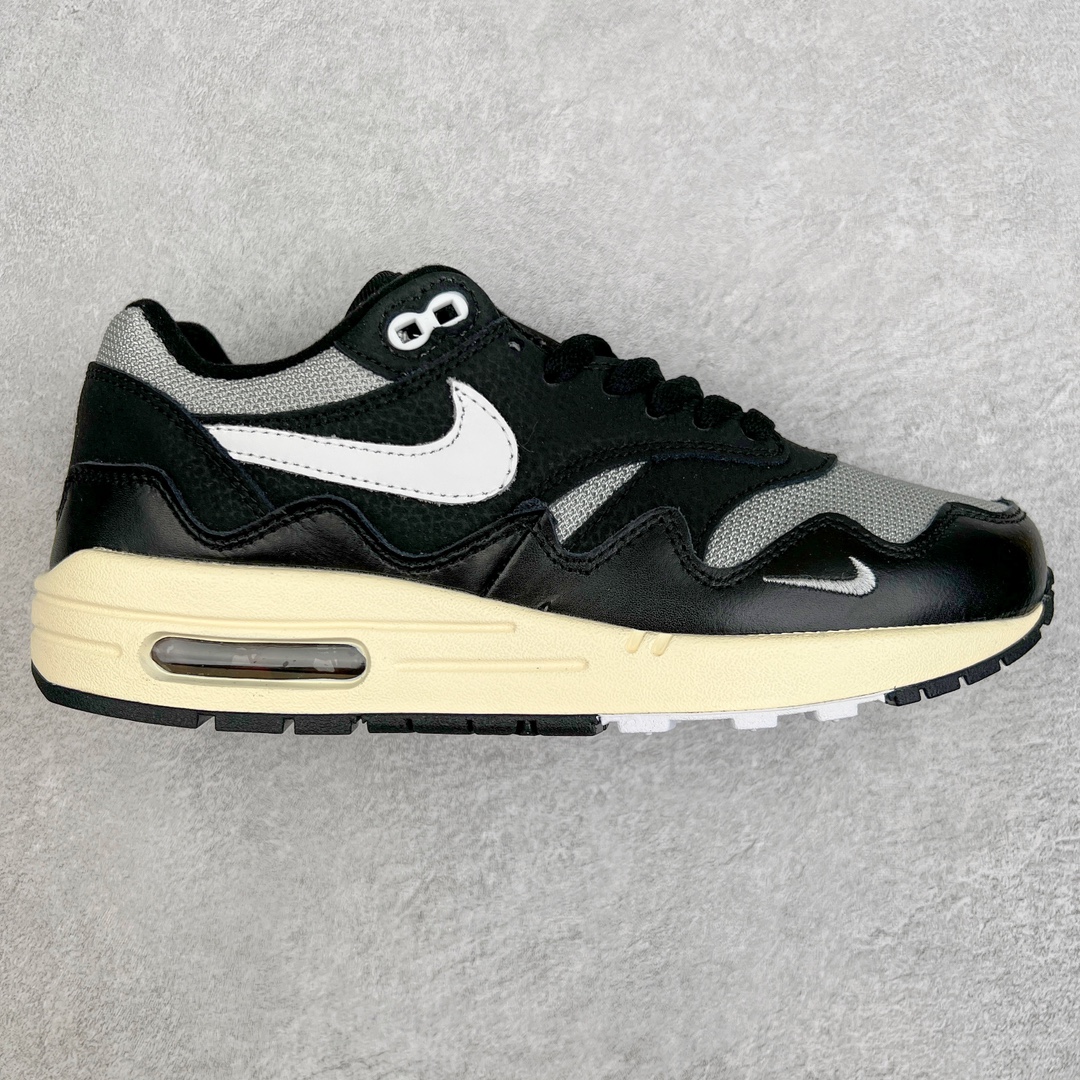 零售💰230 ＃超级福利‼NK Air Max 1 初代复古气垫慢跑鞋 DQ0299-001 由Tinker Hatfeld和Mark Parker在1987年设计 灵感来自于巴黎蓬皮杜中心 在参观了蓬皮杜中心之后提出了Air Max的标志性开窗可视气垫的理念 并将其实际开发成功 是NK史上第一双可视气垫跑鞋 凭借着Air Max气垫带来的舒适脚感和鞋面面料上的不断精进才使得Air Max 1在现如今都是复古慢跑鞋的首选 深厚的历史渊源 独特的流线形设计 极为复古的外观使得它深受鞋迷的喜爱 SIZE：36 36.5 37.5 38 38.5 39 40 40.5 41 42 42.5 43 44 44.5 45 46 47.5 编码：by2936030-运动鞋