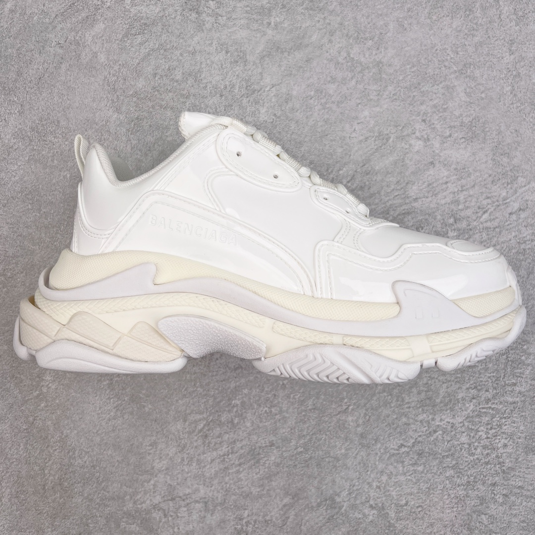 💰440 ＃VG零售版 BALENCIAGA Triple S 巴黎世家复古老爹鞋 镜面漆皮 全套原纸板楦头开发 最原汁原味的灵魂版型 全鞋荧光划线卡点 胶水把控整洁度追求极致完美 每一双都是工艺品 多重QC质检 超越公司货的品控标准 实实在在的免检产品 原盒原配 正确字体电绣 粗细、位置、大小正确 侧边TPU 透气孔匹配意产原版 正确气垫分离大底 TPU软底 原版一致大底LOGO 立体感十足 原厂皮料水洗做旧 采购原厂网纱 小牛皮 小羊皮和网眼 复杂的三层外底 采用Clear Sole技术将TPU注入鞋底内部可产生气泡 以提供更多舒适感 更轻的鞋子和减震效果 脚趾边缘绣有尺寸 侧面绣有徽标 背面压印徽标 舌头上的Triple S橡胶品牌 2个鞋带环 包括1个功能环 运动系带系统 带12个织物孔眼 双色鞋带让人想起远足靴的鞋带 后部拉环和舌头拉环 水洗效果 打造老旧外观 正常尺码 Size：35 36 37 38 39 40 41 42 43 44 45 46 编码：by5936010-运动鞋