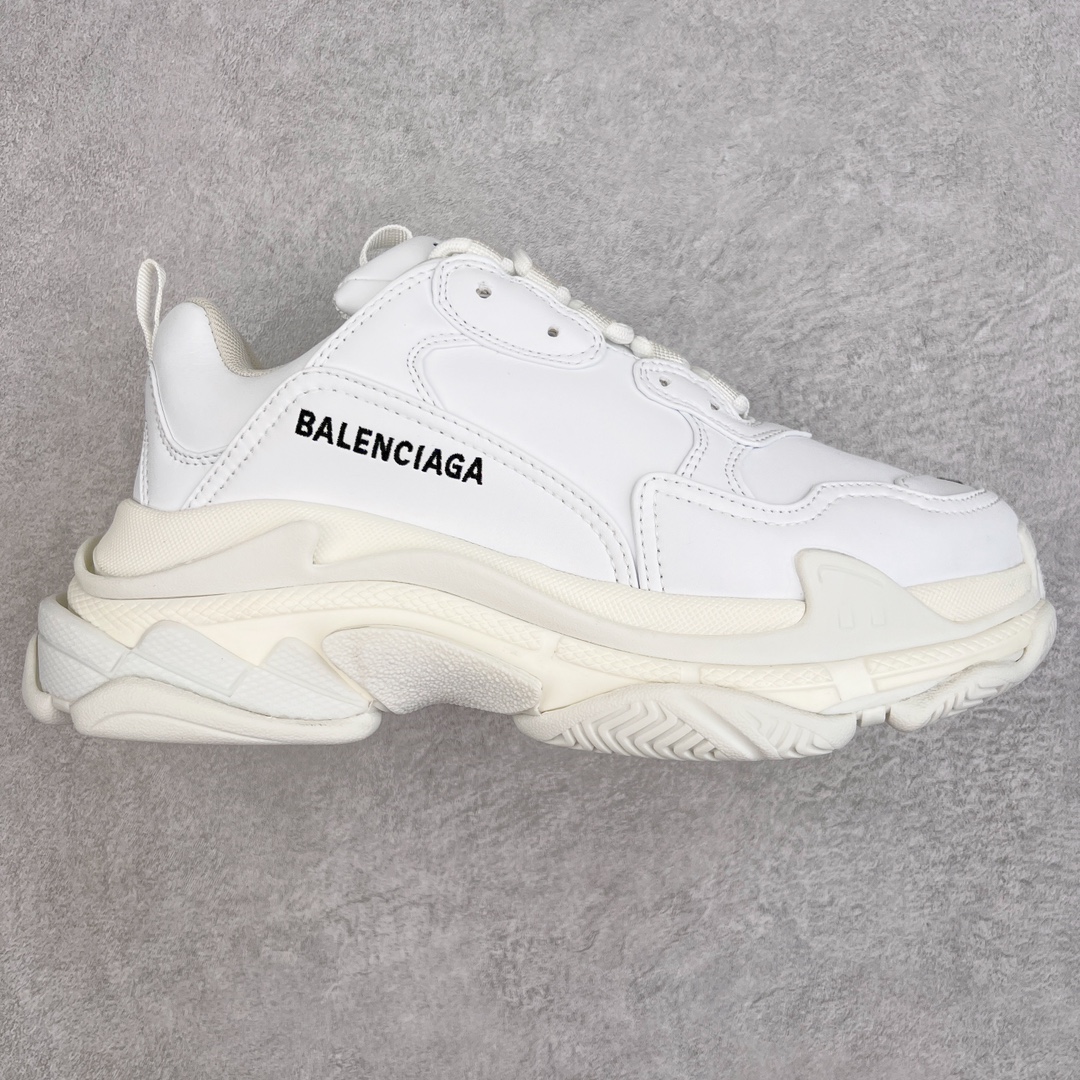 💰320 ＃VG零售版 BALENCIAGA Triple S 巴黎世家复古老爹鞋 全套原纸板楦头开发 最原汁原味的灵魂版型 全鞋荧光划线卡点 胶水把控整洁度追求极致完美 每一双都是工艺品 多重QC质检 超越公司货的品控标准 实实在在的免检产品 原盒原配 正确字体电绣 粗细、位置、大小正确 侧边TPU 透气孔匹配意产原版 正确气垫分离大底 TPU软底 原版一致大底LOGO 立体感十足 原厂皮料水洗做旧 采购原厂网纱 小牛皮 小羊皮和网眼 复杂的三层外底 采用Clear Sole技术将TPU注入鞋底内部可产生气泡 以提供更多舒适感 更轻的鞋子和减震效果 脚趾边缘绣有尺寸 侧面绣有徽标 背面压印徽标 舌头上的Triple S橡胶品牌 2个鞋带环 包括1个功能环 运动系带系统 带12个织物孔眼 双色鞋带让人想起远足靴的鞋带 后部拉环和舌头拉环 水洗效果 打造老旧外观 正常尺码 Size：35 36 37 38 39 40 41 42 43 44 45 46 编码：by3936090-运动鞋