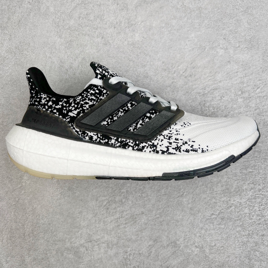 💰170 ＃X版纯原福利‼AD Ultra Boost Light UB2023系列低帮袜套式针织透气缓震休闲运动慢跑鞋 历经10年不断创新以科技重塑跑步推出全新超轻新科技跑鞋 力求为跑步添活力 搭载LIGHT BOOST中底的新鲜演绎 无论节奏快慢、距离长短 伴你活力畅跑 延续了该系列的设计语言 采用分区编织鞋面 鞋头处网眼孔洞更大 提升透气性 一体式鞋舌 避免运动中出现偏移 实现鞋脚一体性 鞋侧 TPU 材质 有效提供支撑性 镂空的设计 同时减轻整体重量 最明显的则是中底部分 不仅是厚度夸张 大家最熟悉的 Boost 材质终于迎来升级 减重 30% 带来更轻量化的上脚感受 SIZE：36 36.5 37 38 38.5 39 40 40.5 41 42 42.5 43 44 44.5 45 编码：by2936040-运动鞋