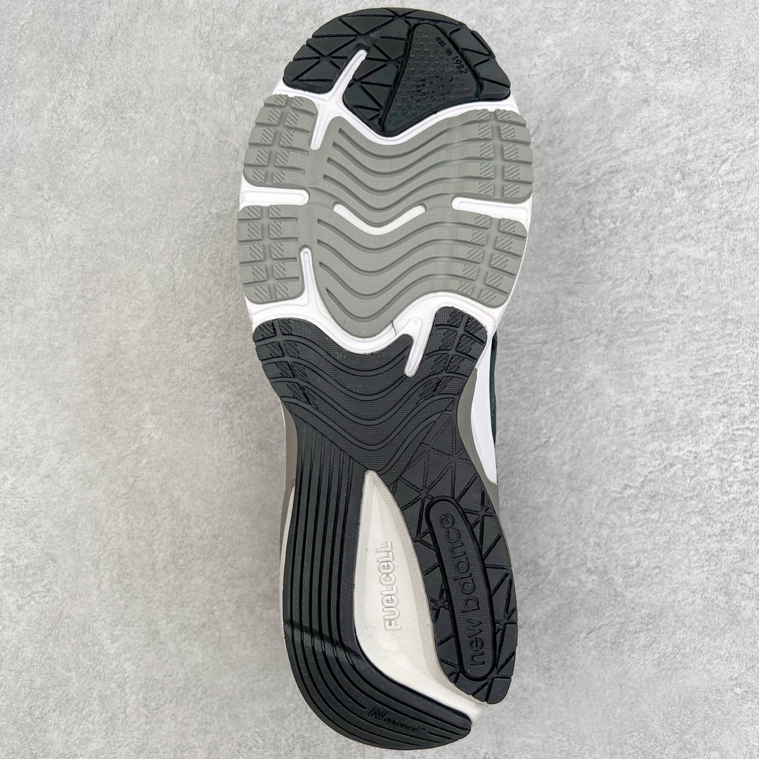 图片[9]-＃K版纯原 New Balance M990BK6 新百伦NB990V6 黑色 第六代总统复古慢跑鞋 这是一双极具现代感设计的复古跑鞋 990v6 鞋面大部分面积依旧采用麂皮和织物材质覆盖 从各种细节上看也还是有点 990v5 的影子 但相比 990v5 990v6 鞋面各种材质的拼接会更加复杂 这次 990v6 最大的改变相信大家应该也发现了 就是看上去貌似比 990v4 和 990v5 两代鞋款加起来还要厚的鞋底 其实这是 New Balance 首次采用的三重缓震组合鞋底 除了之前就有的 ABZORB 缓震科技和 ENCAP 中底 这次新加入了 FuelCell 缓震科技 看来舒适度和增高度 都要更上一层楼呀 990v6 的侧标 Logo 设计少见地没有印在绒面皮革上 而是置于网眼面料以及横跨鞋身的皮革织带之上 同时鞋舌上的标签设计并没有延用此前 990v4 和 990v5 采用的样式设计 而是采用了一种新的类似于三角徽章的设计 所以对于鞋款上的更新变化 既有延续经典的设计 也有创新性的改变 尺码：36 37 37.5 38 38.5 39 40 40.5 41.5 42 42.5 43 44 44.5 45-选品中心