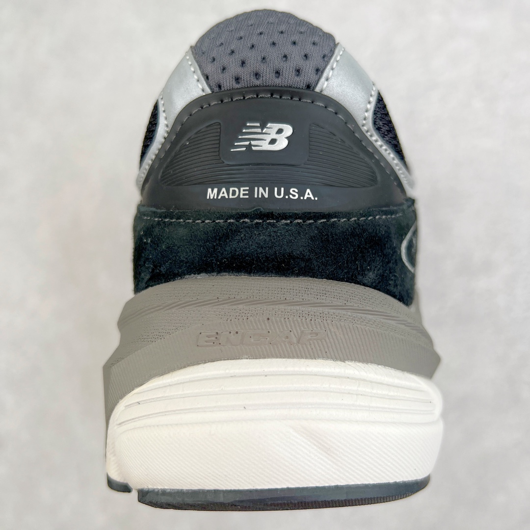 图片[8]-＃K版纯原 New Balance M990BK6 新百伦NB990V6 黑色 第六代总统复古慢跑鞋 这是一双极具现代感设计的复古跑鞋 990v6 鞋面大部分面积依旧采用麂皮和织物材质覆盖 从各种细节上看也还是有点 990v5 的影子 但相比 990v5 990v6 鞋面各种材质的拼接会更加复杂 这次 990v6 最大的改变相信大家应该也发现了 就是看上去貌似比 990v4 和 990v5 两代鞋款加起来还要厚的鞋底 其实这是 New Balance 首次采用的三重缓震组合鞋底 除了之前就有的 ABZORB 缓震科技和 ENCAP 中底 这次新加入了 FuelCell 缓震科技 看来舒适度和增高度 都要更上一层楼呀 990v6 的侧标 Logo 设计少见地没有印在绒面皮革上 而是置于网眼面料以及横跨鞋身的皮革织带之上 同时鞋舌上的标签设计并没有延用此前 990v4 和 990v5 采用的样式设计 而是采用了一种新的类似于三角徽章的设计 所以对于鞋款上的更新变化 既有延续经典的设计 也有创新性的改变 尺码：36 37 37.5 38 38.5 39 40 40.5 41.5 42 42.5 43 44 44.5 45-选品中心