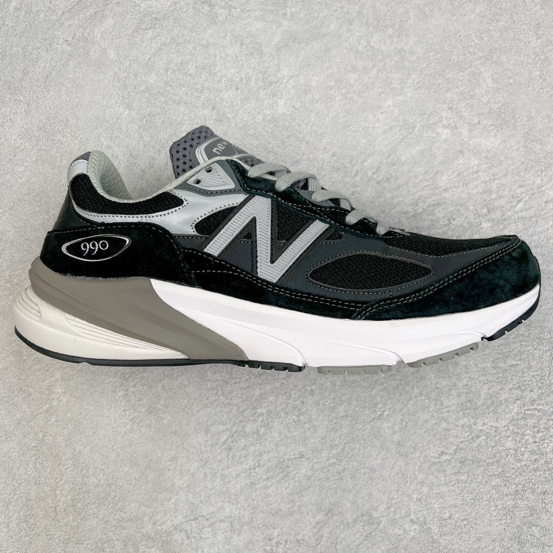 ＃K版纯原 New Balance M990BK6 新百伦NB990V6 黑色 第六代总统复古慢跑鞋 这是一双极具现代感设计的复古跑鞋 990v6 鞋面大部分面积依旧采用麂皮和织物材质覆盖 从各种细节上看也还是有点 990v5 的影子 但相比 990v5 990v6 鞋面各种材质的拼接会更加复杂 这次 990v6 最大的改变相信大家应该也发现了 就是看上去貌似比 990v4 和 990v5 两代鞋款加起来还要厚的鞋底 其实这是 New Balance 首次采用的三重缓震组合鞋底 除了之前就有的 ABZORB 缓震科技和 ENCAP 中底 这次新加入了 FuelCell 缓震科技 看来舒适度和增高度 都要更上一层楼呀 990v6 的侧标 Logo 设计少见地没有印在绒面皮革上 而是置于网眼面料以及横跨鞋身的皮革织带之上 同时鞋舌上的标签设计并没有延用此前 990v4 和 990v5 采用的样式设计 而是采用了一种新的类似于三角徽章的设计 所以对于鞋款上的更新变化 既有延续经典的设计 也有创新性的改变 尺码：36 37 37.5 38 38.5 39 40 40.5 41.5 42 42.5 43 44 44.5 45-选品中心