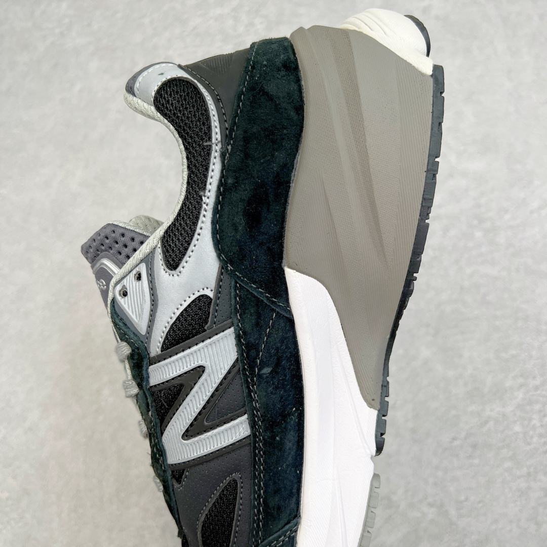 图片[7]-＃K版纯原 New Balance M990BK6 新百伦NB990V6 黑色 第六代总统复古慢跑鞋 这是一双极具现代感设计的复古跑鞋 990v6 鞋面大部分面积依旧采用麂皮和织物材质覆盖 从各种细节上看也还是有点 990v5 的影子 但相比 990v5 990v6 鞋面各种材质的拼接会更加复杂 这次 990v6 最大的改变相信大家应该也发现了 就是看上去貌似比 990v4 和 990v5 两代鞋款加起来还要厚的鞋底 其实这是 New Balance 首次采用的三重缓震组合鞋底 除了之前就有的 ABZORB 缓震科技和 ENCAP 中底 这次新加入了 FuelCell 缓震科技 看来舒适度和增高度 都要更上一层楼呀 990v6 的侧标 Logo 设计少见地没有印在绒面皮革上 而是置于网眼面料以及横跨鞋身的皮革织带之上 同时鞋舌上的标签设计并没有延用此前 990v4 和 990v5 采用的样式设计 而是采用了一种新的类似于三角徽章的设计 所以对于鞋款上的更新变化 既有延续经典的设计 也有创新性的改变 尺码：36 37 37.5 38 38.5 39 40 40.5 41.5 42 42.5 43 44 44.5 45-选品中心