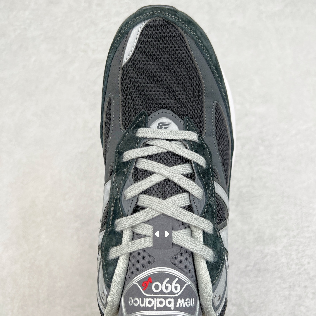 图片[4]-＃K版纯原 New Balance M990BK6 新百伦NB990V6 黑色 第六代总统复古慢跑鞋 这是一双极具现代感设计的复古跑鞋 990v6 鞋面大部分面积依旧采用麂皮和织物材质覆盖 从各种细节上看也还是有点 990v5 的影子 但相比 990v5 990v6 鞋面各种材质的拼接会更加复杂 这次 990v6 最大的改变相信大家应该也发现了 就是看上去貌似比 990v4 和 990v5 两代鞋款加起来还要厚的鞋底 其实这是 New Balance 首次采用的三重缓震组合鞋底 除了之前就有的 ABZORB 缓震科技和 ENCAP 中底 这次新加入了 FuelCell 缓震科技 看来舒适度和增高度 都要更上一层楼呀 990v6 的侧标 Logo 设计少见地没有印在绒面皮革上 而是置于网眼面料以及横跨鞋身的皮革织带之上 同时鞋舌上的标签设计并没有延用此前 990v4 和 990v5 采用的样式设计 而是采用了一种新的类似于三角徽章的设计 所以对于鞋款上的更新变化 既有延续经典的设计 也有创新性的改变 尺码：36 37 37.5 38 38.5 39 40 40.5 41.5 42 42.5 43 44 44.5 45-选品中心