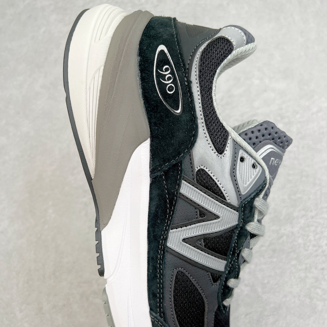图片[6]-＃K版纯原 New Balance M990BK6 新百伦NB990V6 黑色 第六代总统复古慢跑鞋 这是一双极具现代感设计的复古跑鞋 990v6 鞋面大部分面积依旧采用麂皮和织物材质覆盖 从各种细节上看也还是有点 990v5 的影子 但相比 990v5 990v6 鞋面各种材质的拼接会更加复杂 这次 990v6 最大的改变相信大家应该也发现了 就是看上去貌似比 990v4 和 990v5 两代鞋款加起来还要厚的鞋底 其实这是 New Balance 首次采用的三重缓震组合鞋底 除了之前就有的 ABZORB 缓震科技和 ENCAP 中底 这次新加入了 FuelCell 缓震科技 看来舒适度和增高度 都要更上一层楼呀 990v6 的侧标 Logo 设计少见地没有印在绒面皮革上 而是置于网眼面料以及横跨鞋身的皮革织带之上 同时鞋舌上的标签设计并没有延用此前 990v4 和 990v5 采用的样式设计 而是采用了一种新的类似于三角徽章的设计 所以对于鞋款上的更新变化 既有延续经典的设计 也有创新性的改变 尺码：36 37 37.5 38 38.5 39 40 40.5 41.5 42 42.5 43 44 44.5 45-选品中心