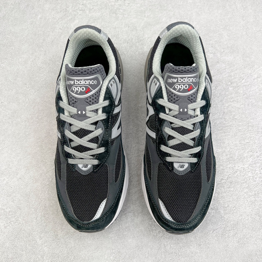 图片[2]-＃K版纯原 New Balance M990BK6 新百伦NB990V6 黑色 第六代总统复古慢跑鞋 这是一双极具现代感设计的复古跑鞋 990v6 鞋面大部分面积依旧采用麂皮和织物材质覆盖 从各种细节上看也还是有点 990v5 的影子 但相比 990v5 990v6 鞋面各种材质的拼接会更加复杂 这次 990v6 最大的改变相信大家应该也发现了 就是看上去貌似比 990v4 和 990v5 两代鞋款加起来还要厚的鞋底 其实这是 New Balance 首次采用的三重缓震组合鞋底 除了之前就有的 ABZORB 缓震科技和 ENCAP 中底 这次新加入了 FuelCell 缓震科技 看来舒适度和增高度 都要更上一层楼呀 990v6 的侧标 Logo 设计少见地没有印在绒面皮革上 而是置于网眼面料以及横跨鞋身的皮革织带之上 同时鞋舌上的标签设计并没有延用此前 990v4 和 990v5 采用的样式设计 而是采用了一种新的类似于三角徽章的设计 所以对于鞋款上的更新变化 既有延续经典的设计 也有创新性的改变 尺码：36 37 37.5 38 38.5 39 40 40.5 41.5 42 42.5 43 44 44.5 45-选品中心