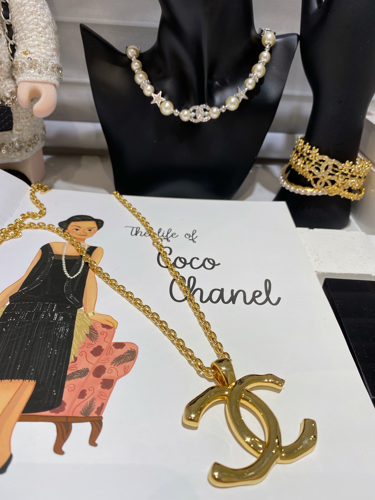 How to Find Designer Replica
 Chanel Jewelry Necklaces & Pendants