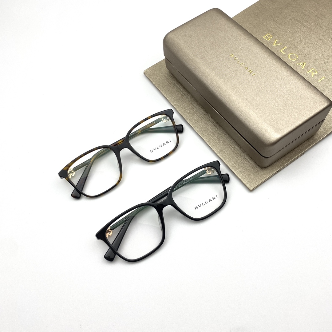 原厂正品 BVLGARI 宝格丽 平光镜光学近视眼镜采用长方形板材镜框和透明固定镜片。镜腿饰有浅金色和玫瑰金色FIOREVER咏绽系列装饰元素，散发与众不同的柔美气息。如有需要，固定镜片可以替换为医学镜片。BV4197-B-F B家眼镜不是有钱就能买到 珍惜吧镜框：板材镜腿：板材镜片：透明固定镜片尺寸：53口17-ysdwz 适合各种脸型eydjy眼镜和包装都是原装正品