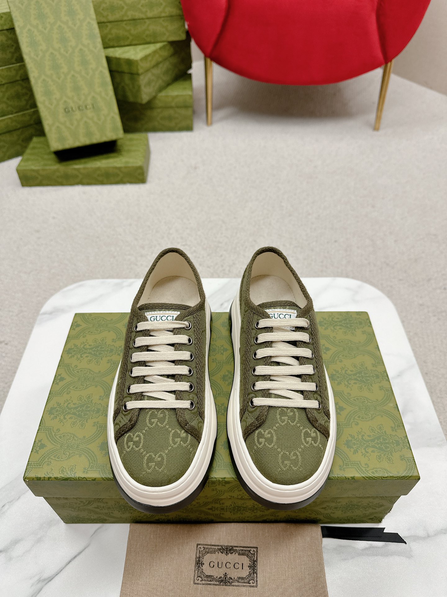 NO:682212,Women’s Men’s G’ucci’s latest sneaker of the year, this eye-catching piece draws inspiration from the world of tennis. This sneaker is made of classic GG canvas in tonal beige and ebony. The thick sole and contrasting fabric piping reveal a modern aesthetic. The upper is classic GG canvas and the outsole is an interlocking Double G rubber outsole, 5.3 cm high!  Sizes for women are 35-40, men’s 39-44 (women’s 34 and 41, men’s 45 can be customized without return), casual shoes/sports shoes, sneakers19860909女款 男款 G’ucci 年最新爆款运动鞋,这件亮眼吸睛的单品从网球世界中汲取创作灵感.这款运动鞋采用同色调米色和乌木色经典GG帆布制成,厚实鞋底和撞色织物滚边流露现代美感. 鞋面经典GG帆布 大底互扣式双G橡胶大底,高5.3厘米！ 码数女款35-40,男款39-44（女款34和41,男款45可以定做不退货）,休闲鞋/运动鞋,sneakers,Women's Shoes